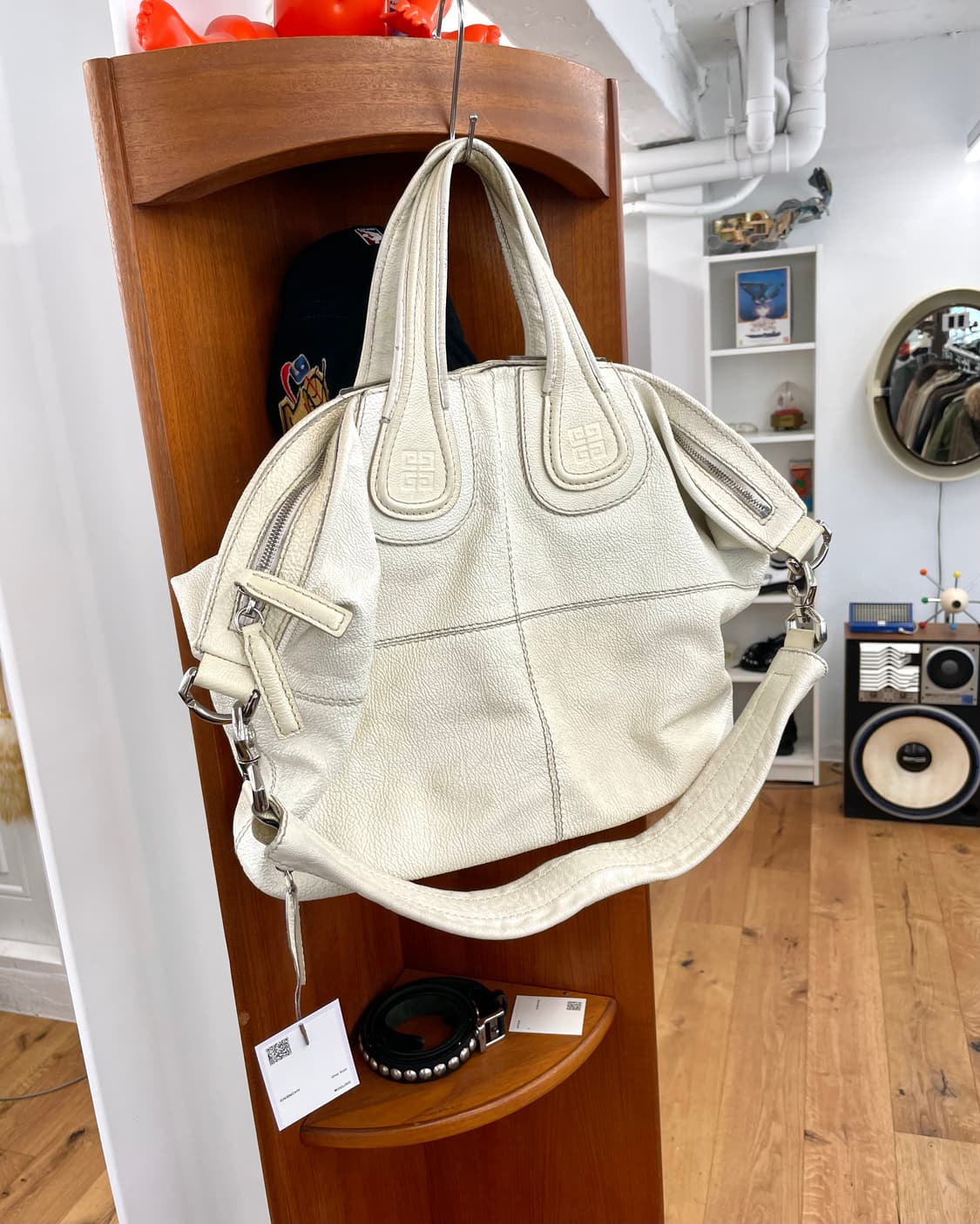 지방시 페이던트 레더 백 상품이미지4