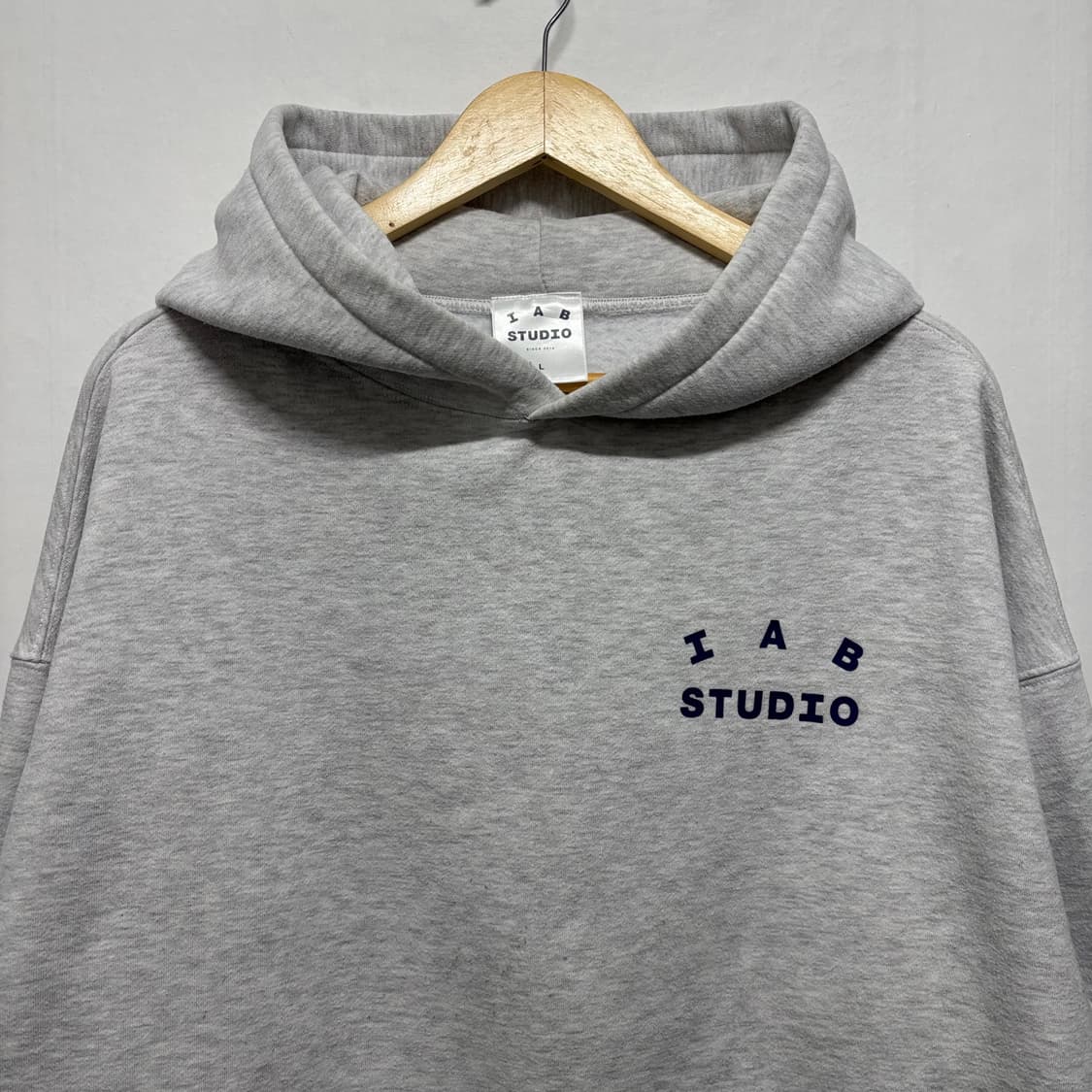 아이앱 스튜디오 라이트그레이 후드티 상품이미지3