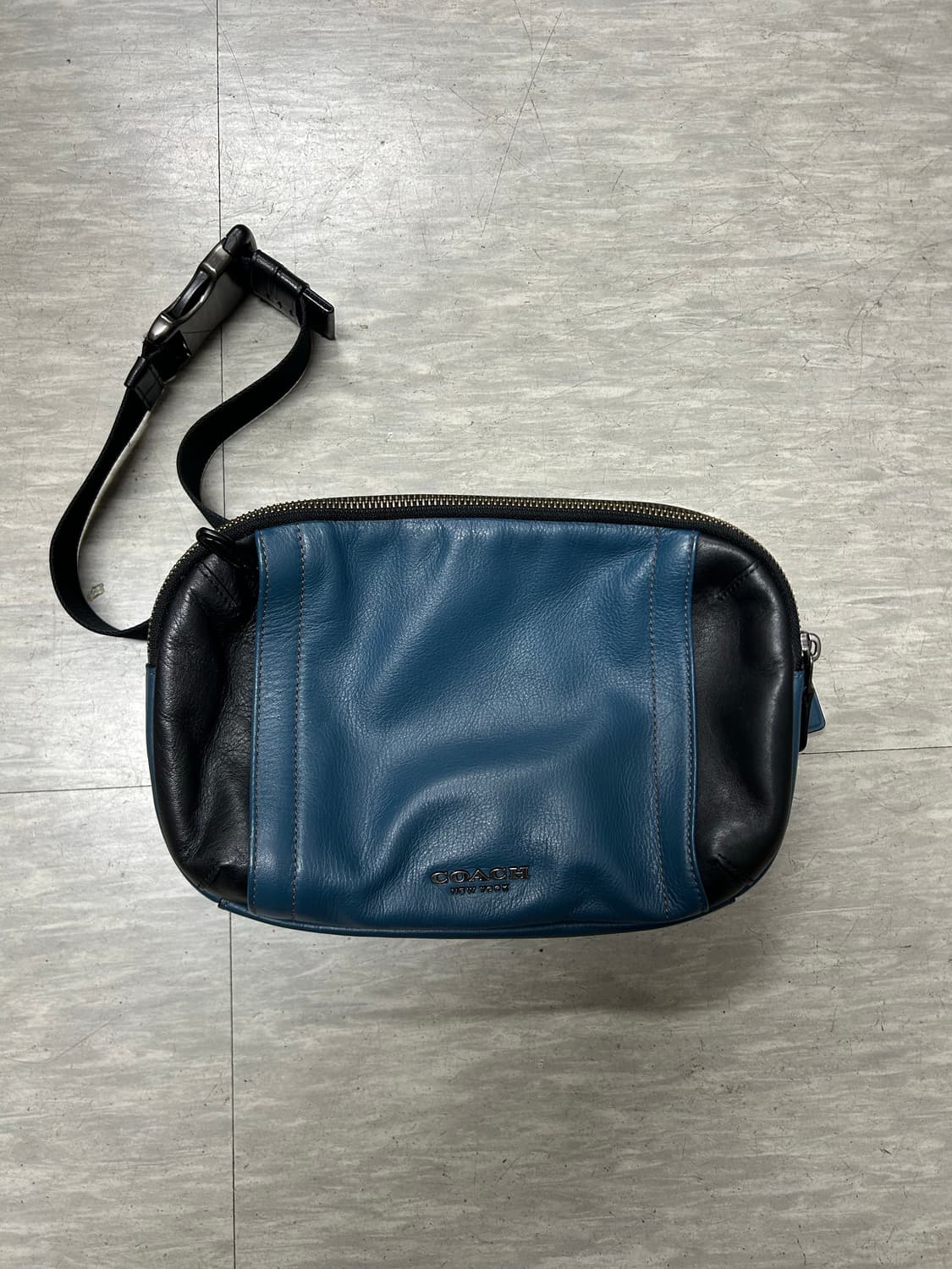 코치 가죽 슬링백 블루/블랙 상품이미지1