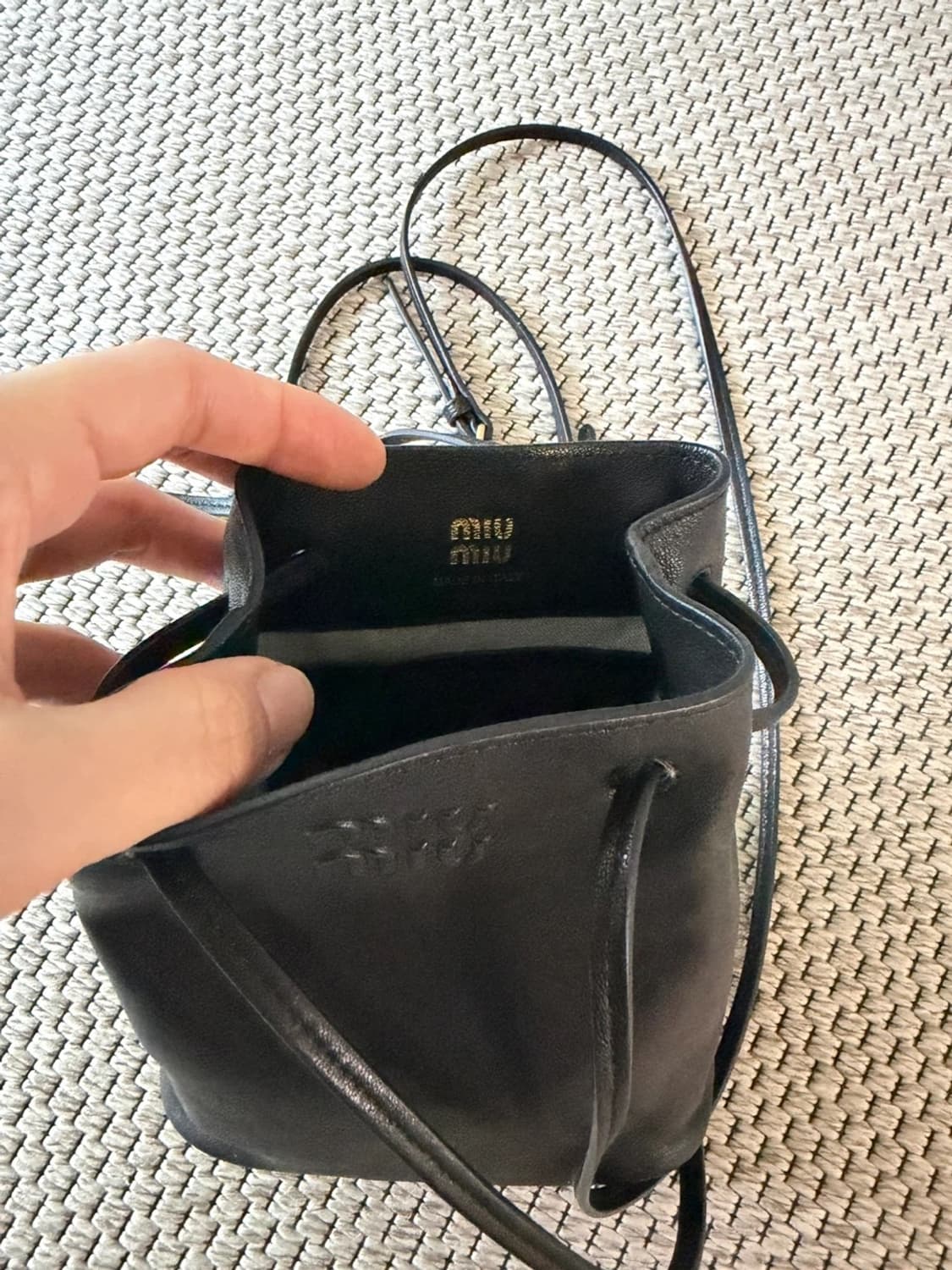 미우미우 블랙 가죽 버킷백 상품이미지6