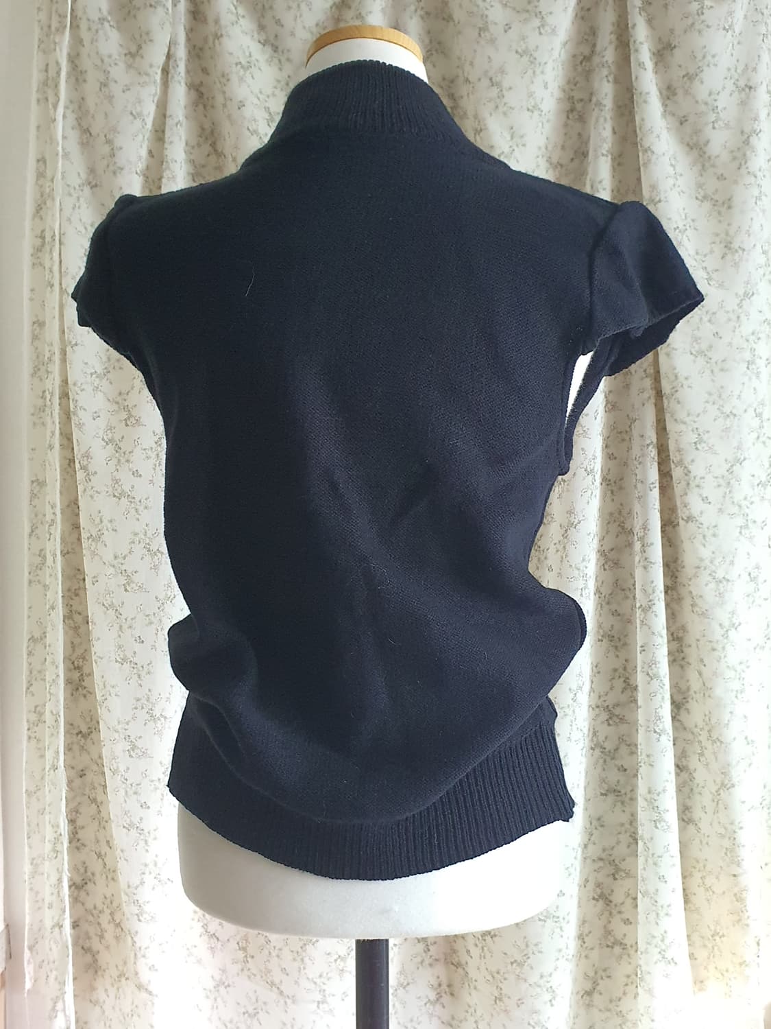 [모리걸] 니트 반팔 가디건 블랙 우드버튼 상품이미지3