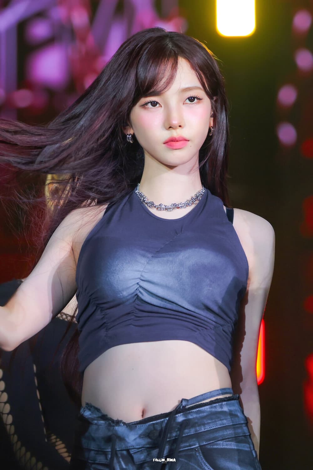 카리나 착용)플레어업 홀터넥 탑 슬리브리스 나시 블랙 상품이미지1