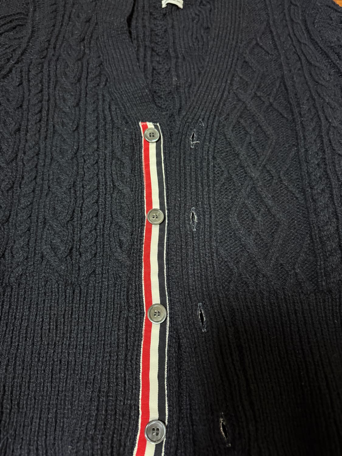 톰브라운  4바 스트라이프 아란 케이블 도니골 울 가디건 2사이즈 판매 상품이미지2