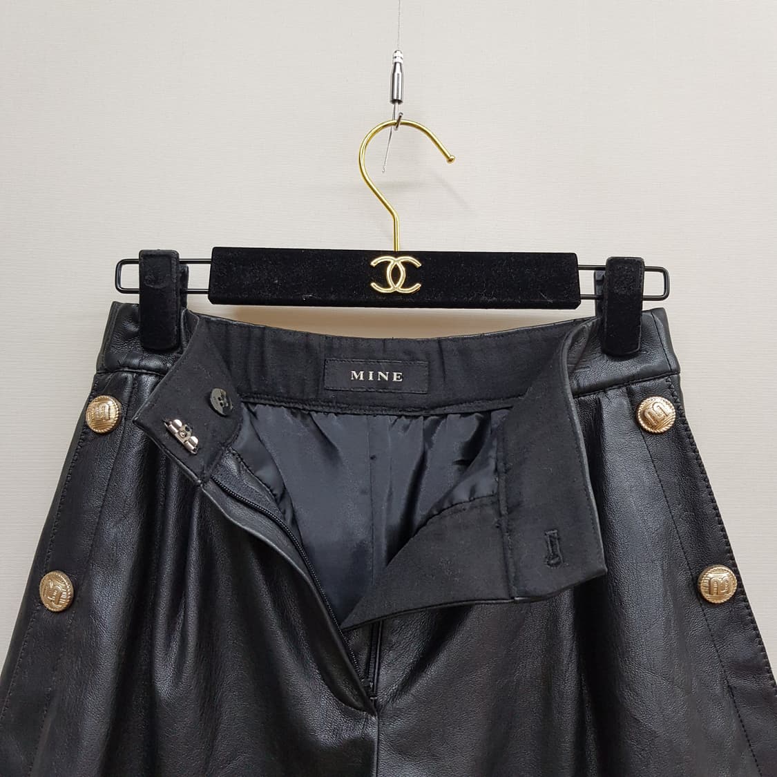 한섬 마인 MINE 2022 레더  골드 버튼 쇼츠 61-90사이즈 상품이미지3