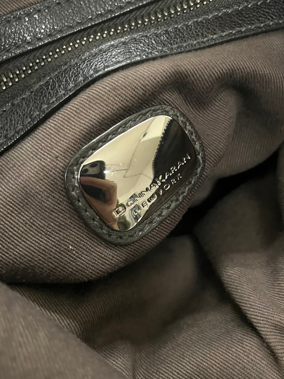 도나카란 컬렉션 지퍼 레더백 상품이미지6