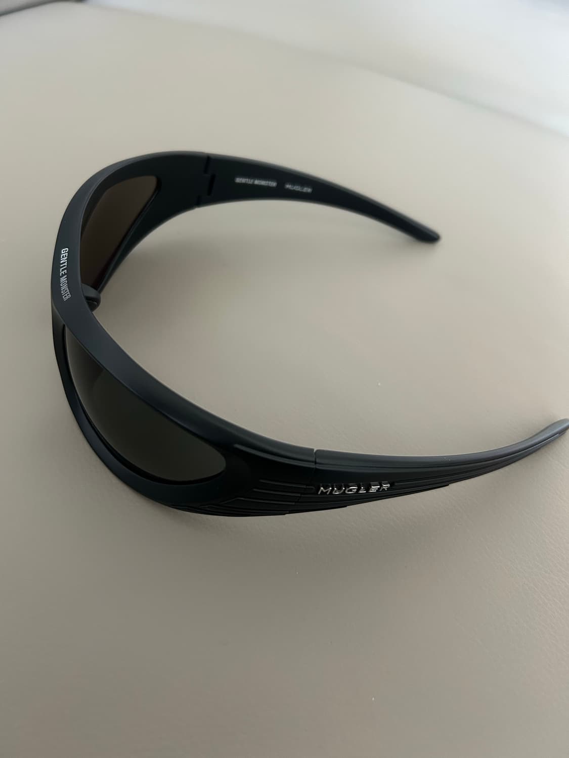 젠틀몬스터 x 뮈글러 스파이럴 블랙 상품이미지3