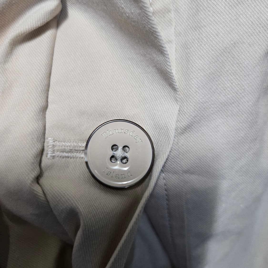 써스데이아일랜드 여밈 맥 트렌치 베이지색 코트  상품이미지4