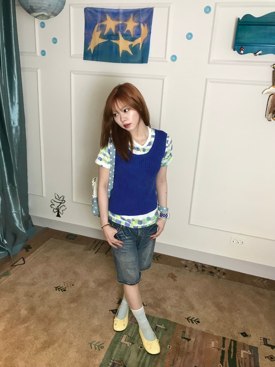 블루 니트 베스트에 알록달록 패턴 티셔츠를  더한 키치한 무드••🫐  상품이미지1