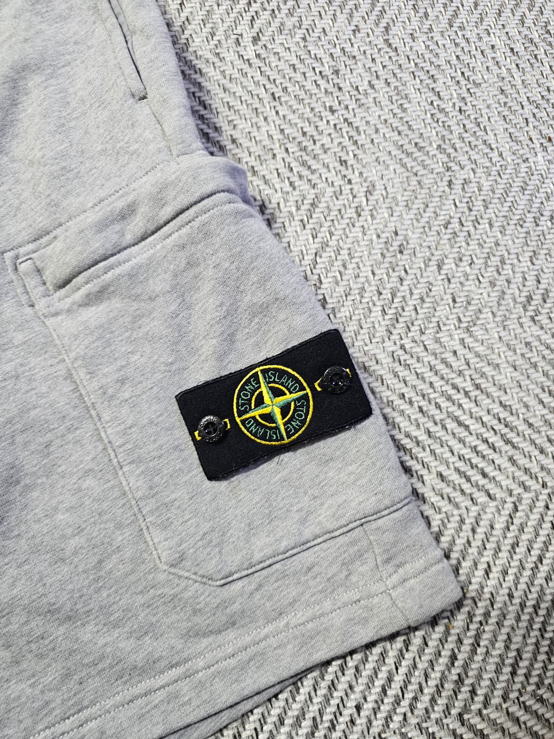 스톤아일랜드 브러쉬드 코튼 플리스 버뮤다 카고 쇼츠 팬츠 상품이미지2