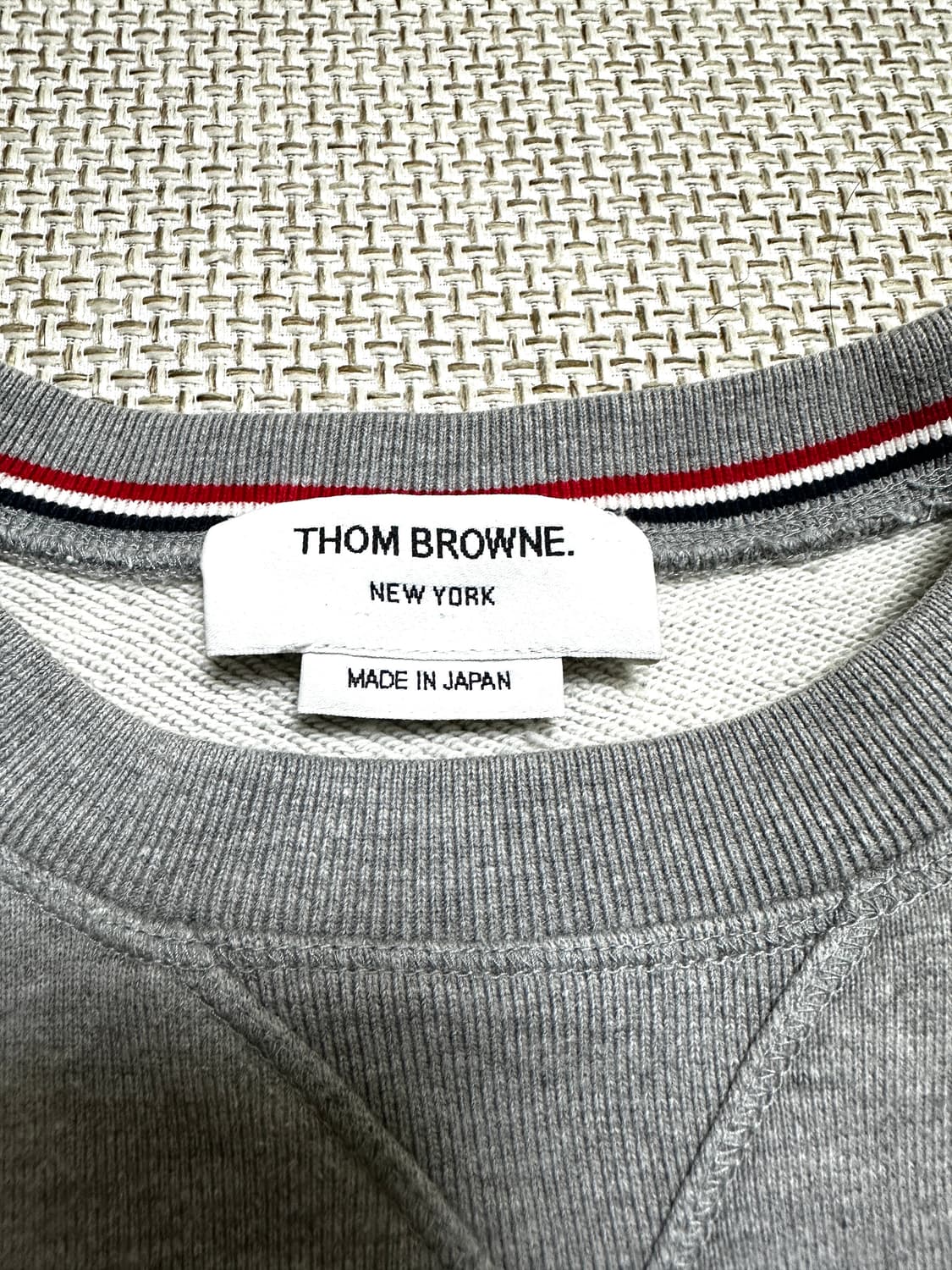 [3/당일배송] 톰브라운 사선완장 그레이 맨투맨 상품이미지3