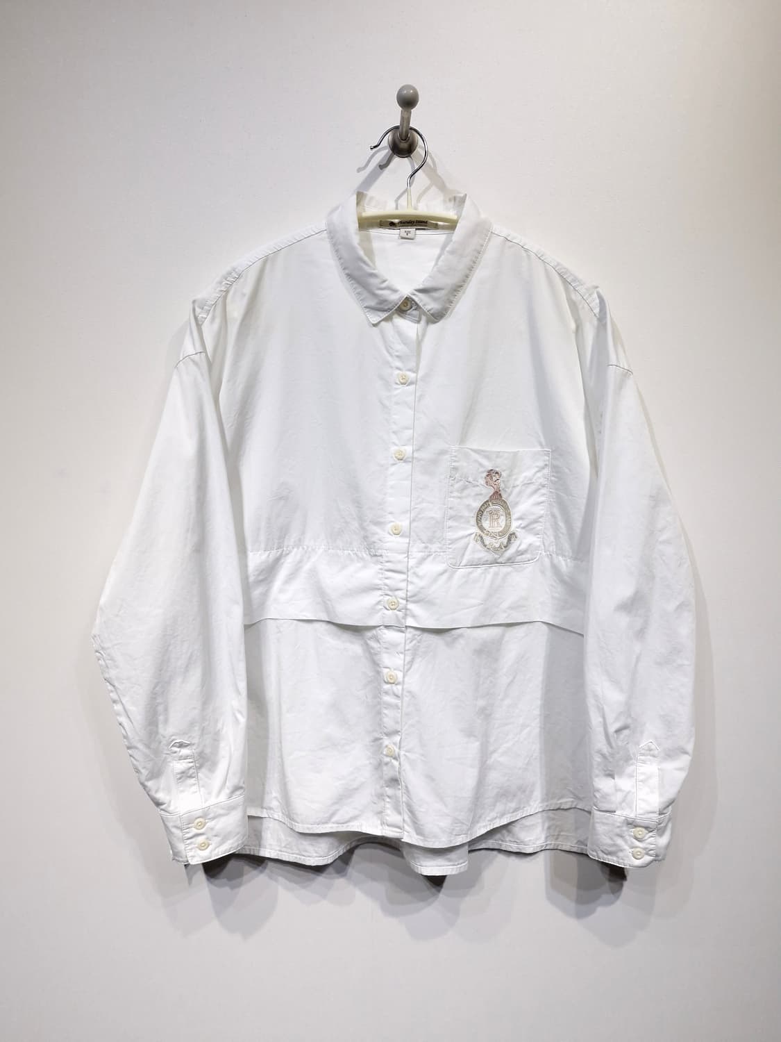 썰스데이아일랜드 전면 자수 포인트 화이트 셔츠 상품이미지1