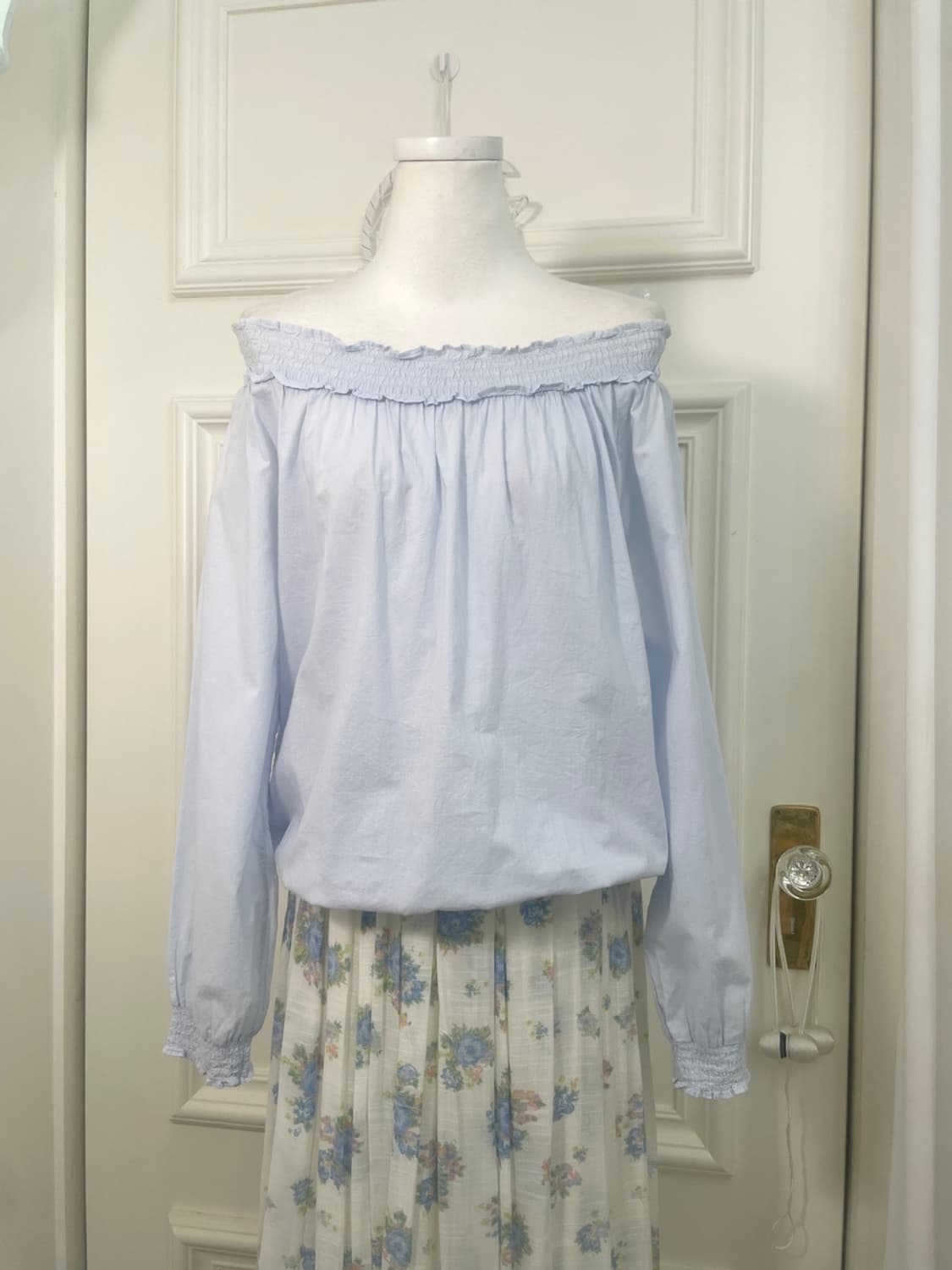 blue cotton off-shoulder blouse(size-M) 상품이미지1