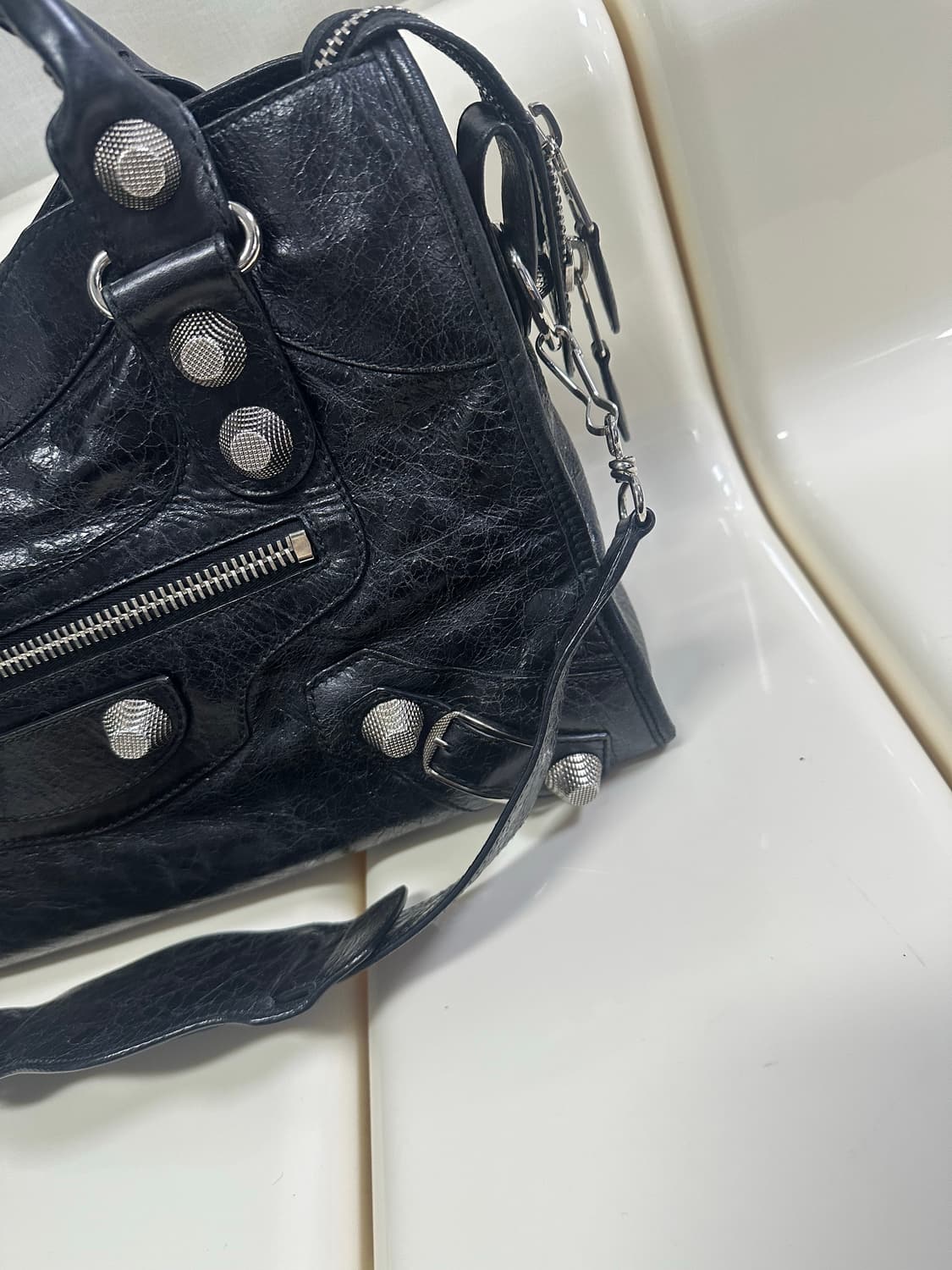 [A 정품] 발렌시아가 자이언트 시티 모터백 미디움 블랙 상품이미지3