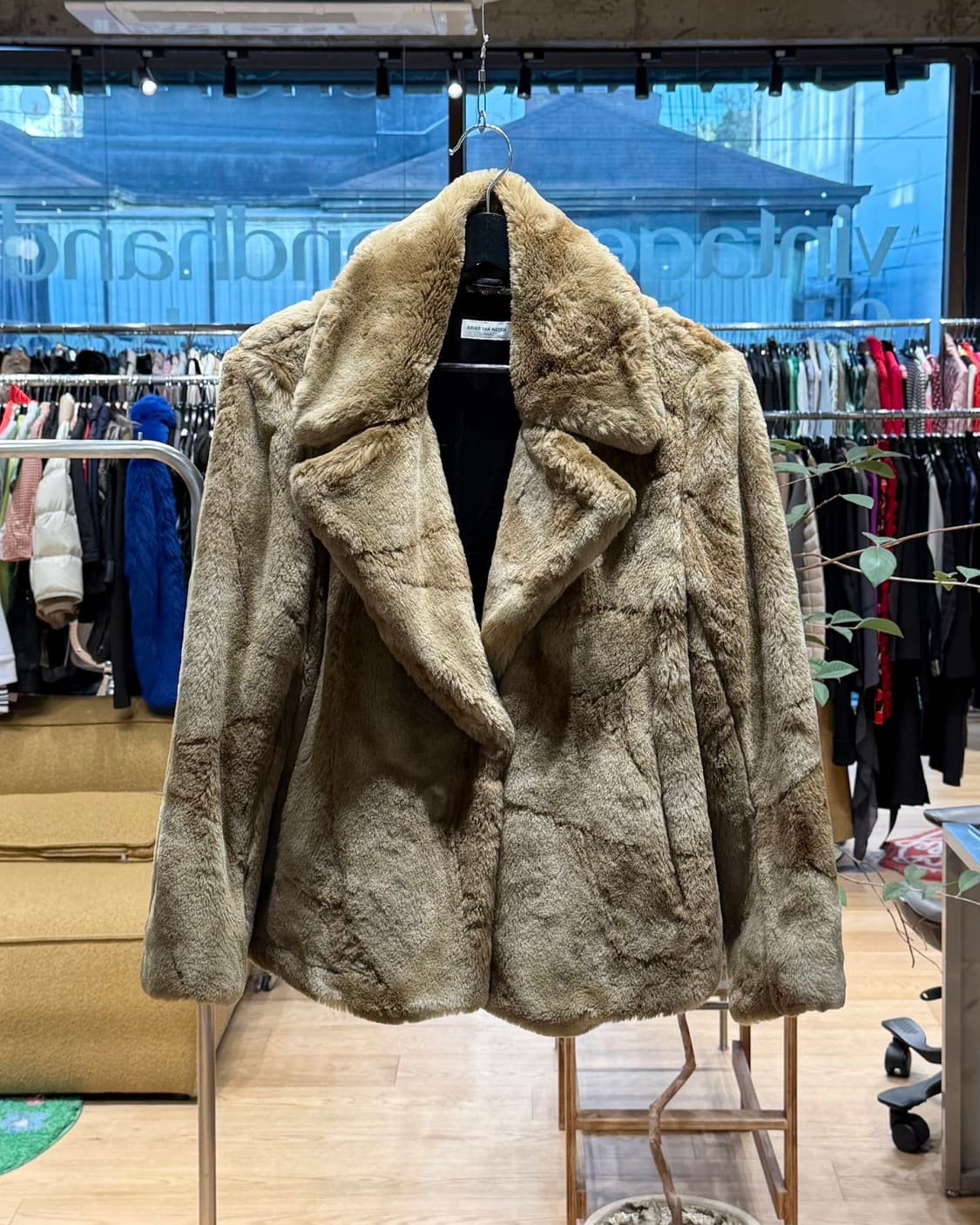 드리스 반 노튼 브라운 페이크 퍼 자켓  상품이미지1