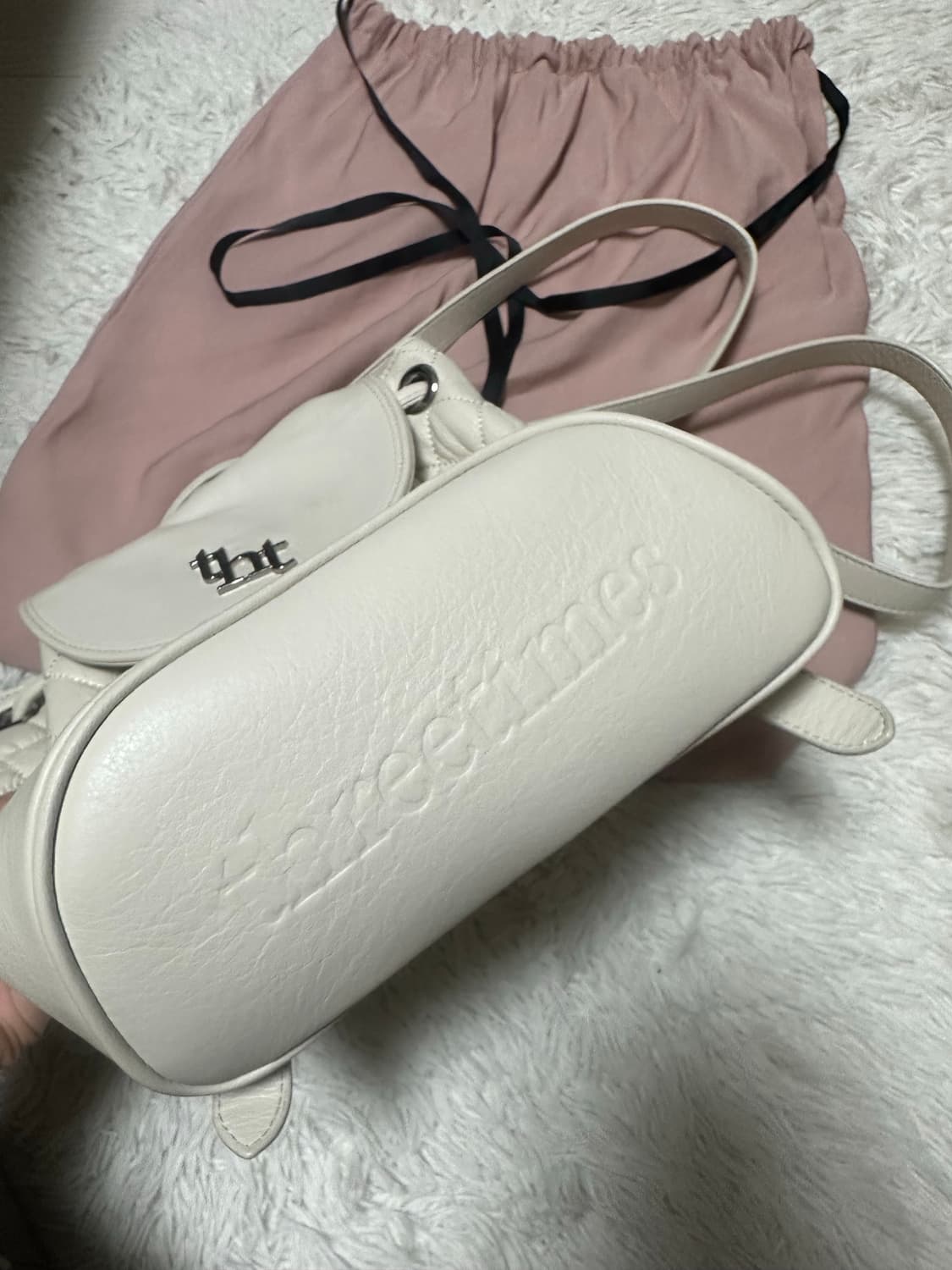 쓰리타임즈 아콘 퀼티드 백팩 아이보리 조이착용 상품이미지4