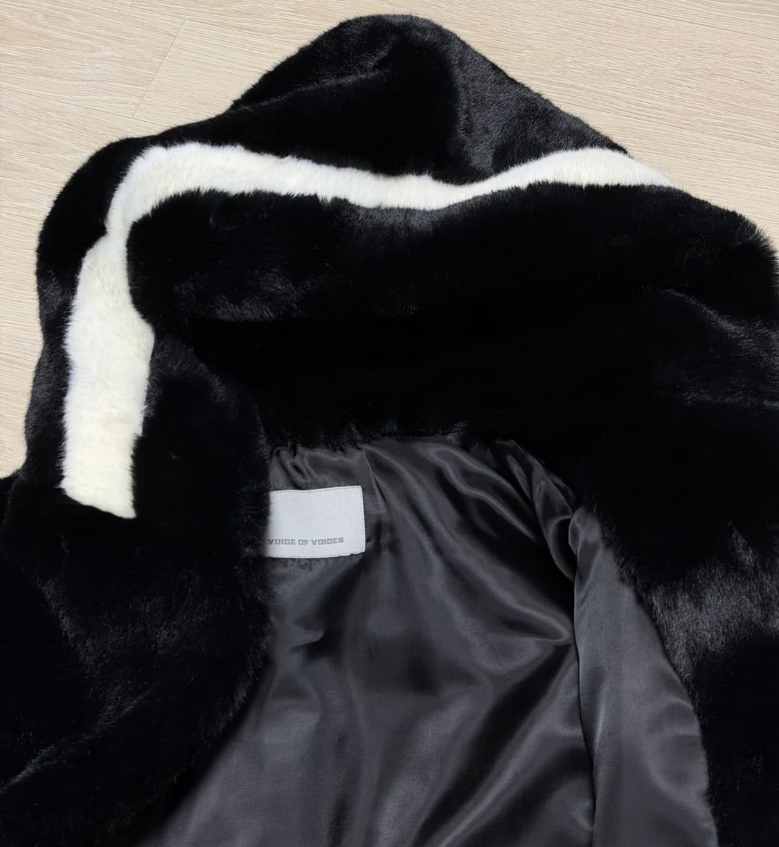 VOV 블랙 후드 에코퍼 롱 코트 상품이미지3