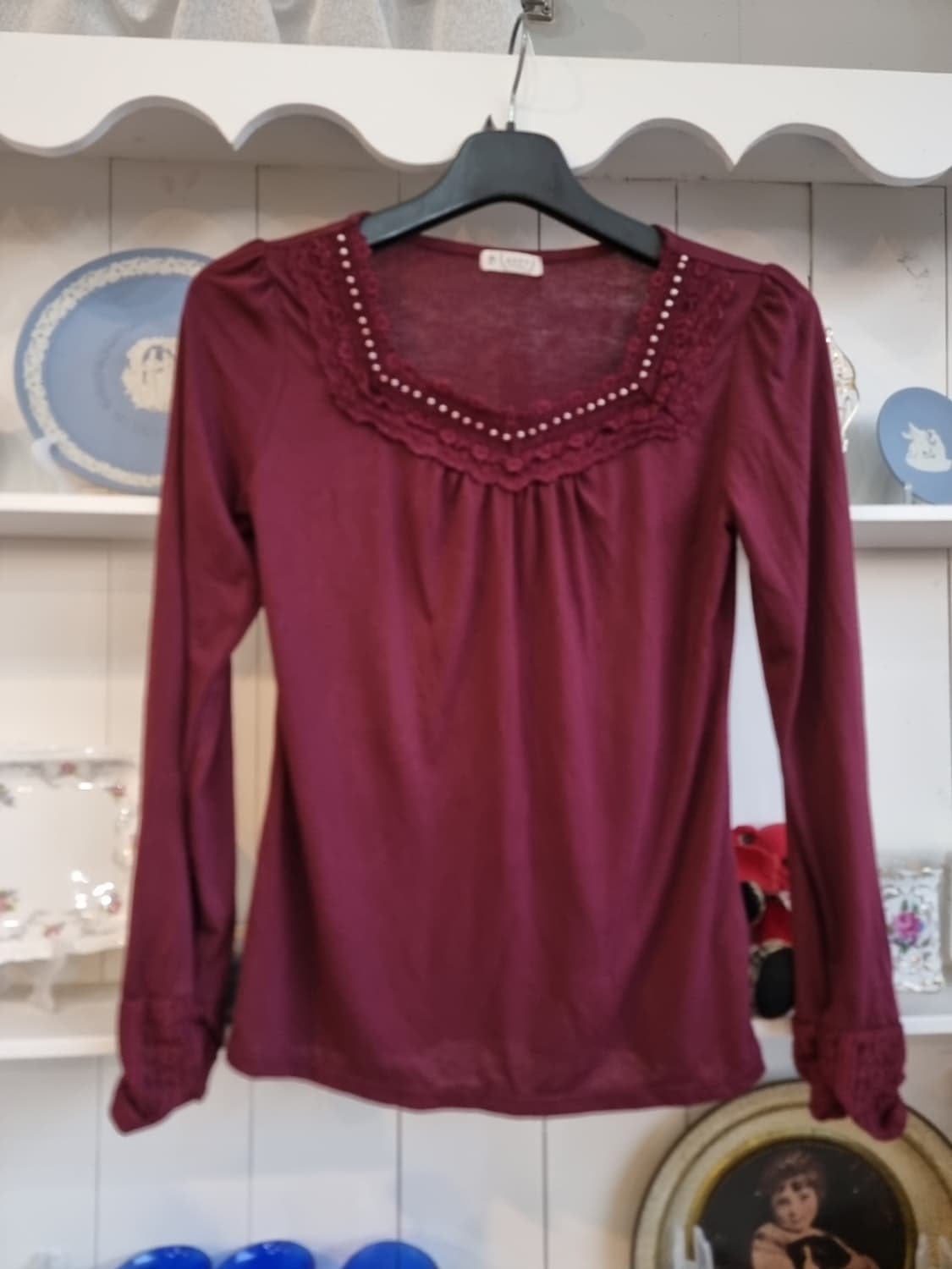 axes femme 진주 레이스 버건디 블라우스 상품이미지1