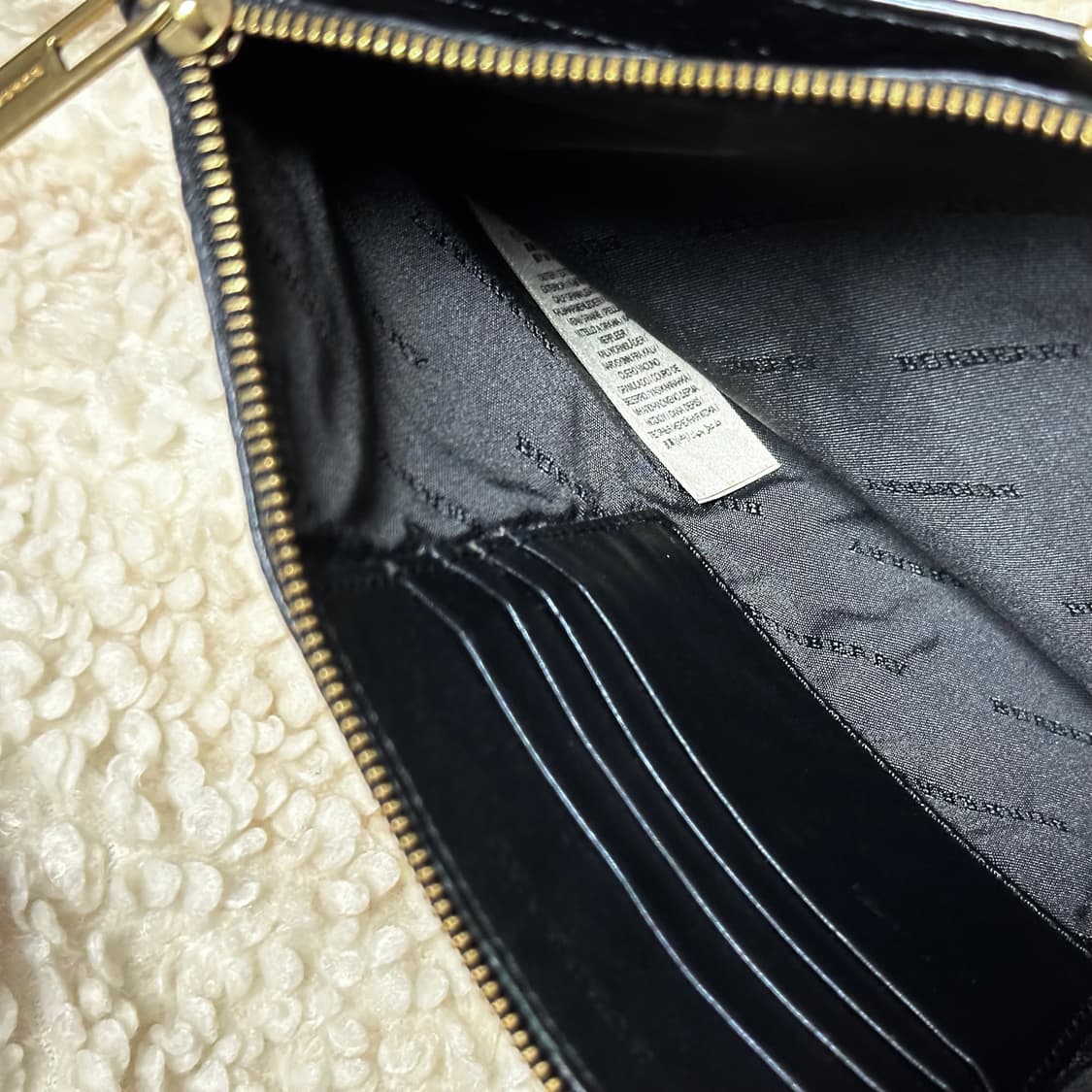 정품 버버리 블랙 가죽 체크 음각 클러치백 상품이미지5
