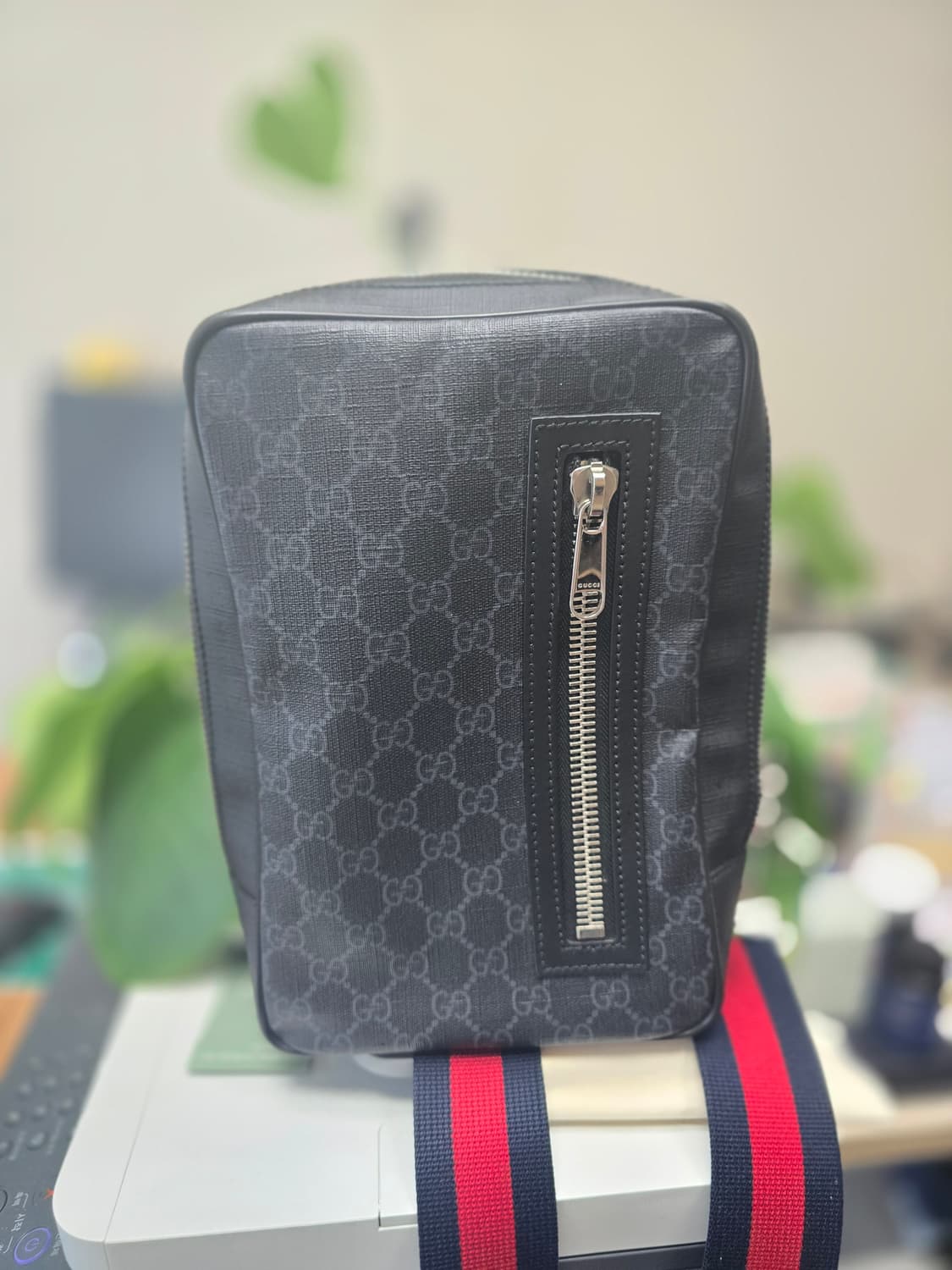 구찌 GG 슈프림 크로스백 상품이미지1