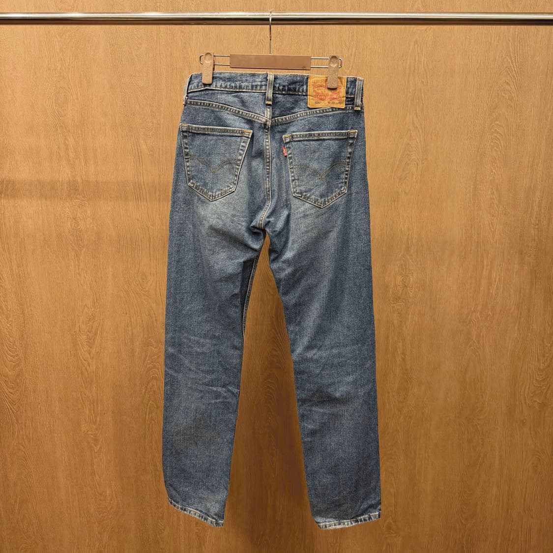 리바이스 505 데님 팬츠 5포켓 디테일 레귤러 스트레이트핏 중청 상품이미지3