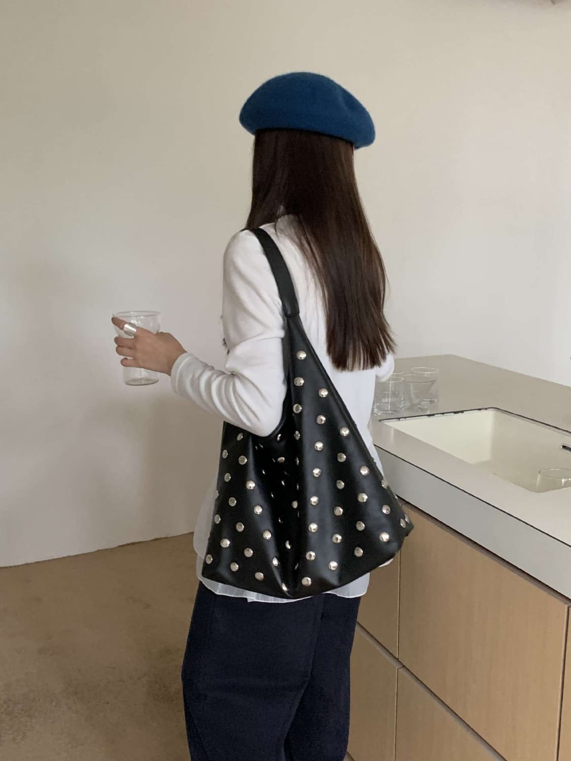 블랙 스터드 숄더백 상품이미지1