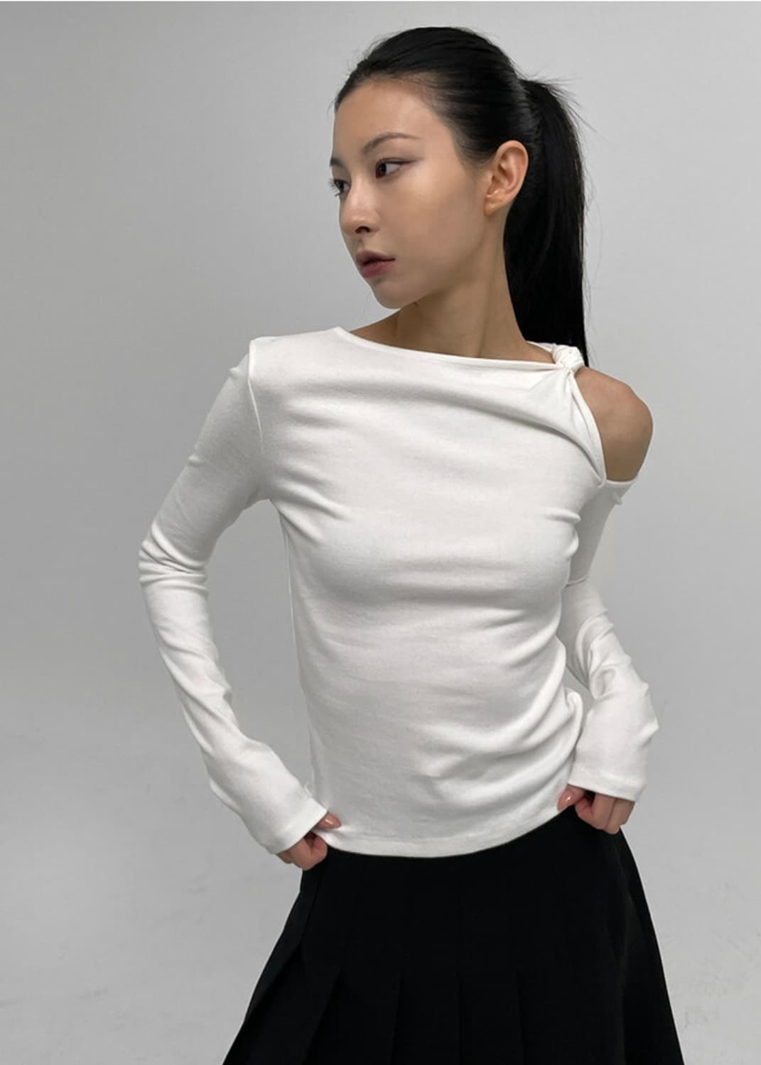 블랙업 오프숄더 슬리브 상품이미지1