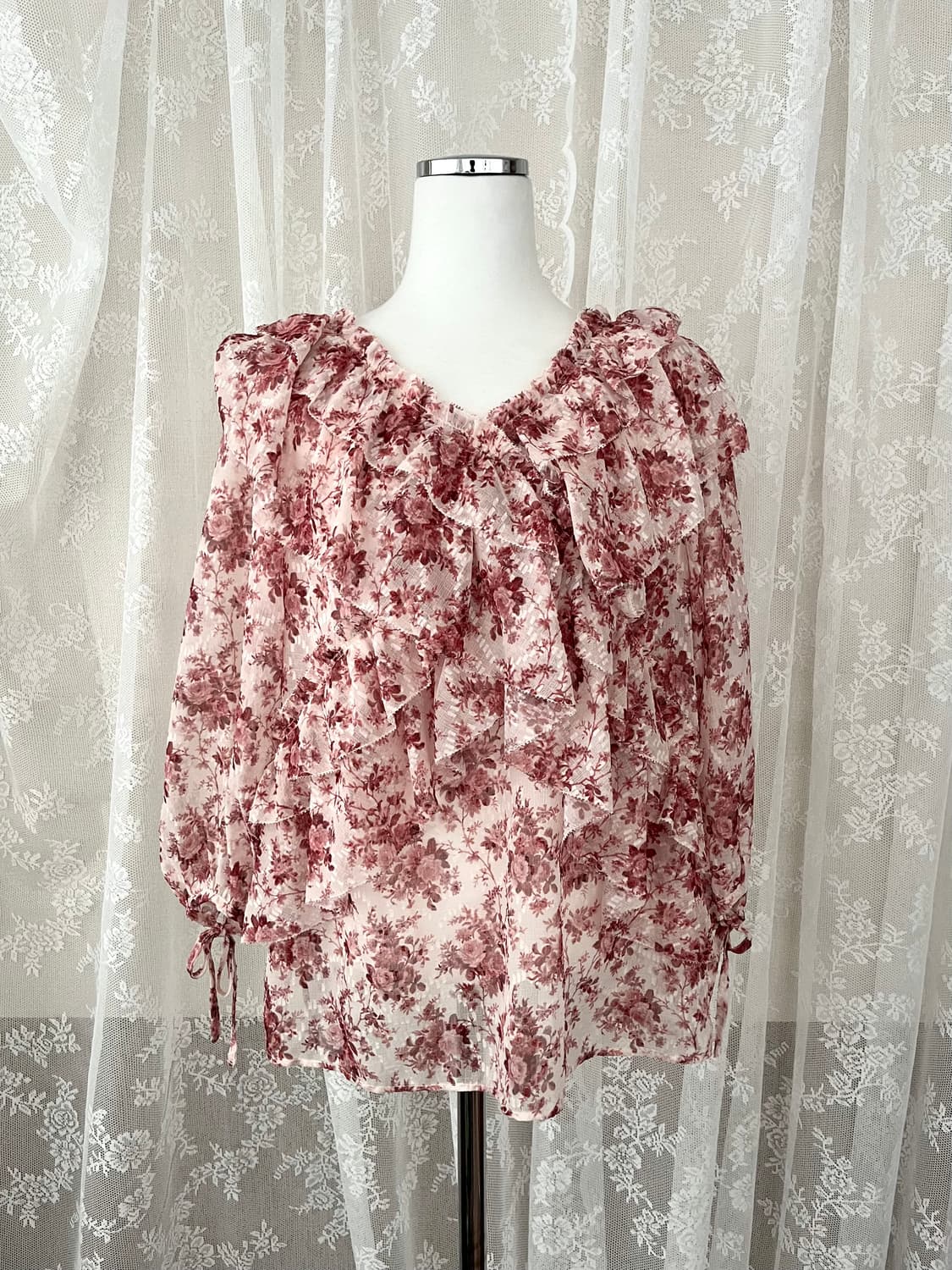 S) 온앤온 플라워 패턴 프릴 블라우스 레드 상품이미지1