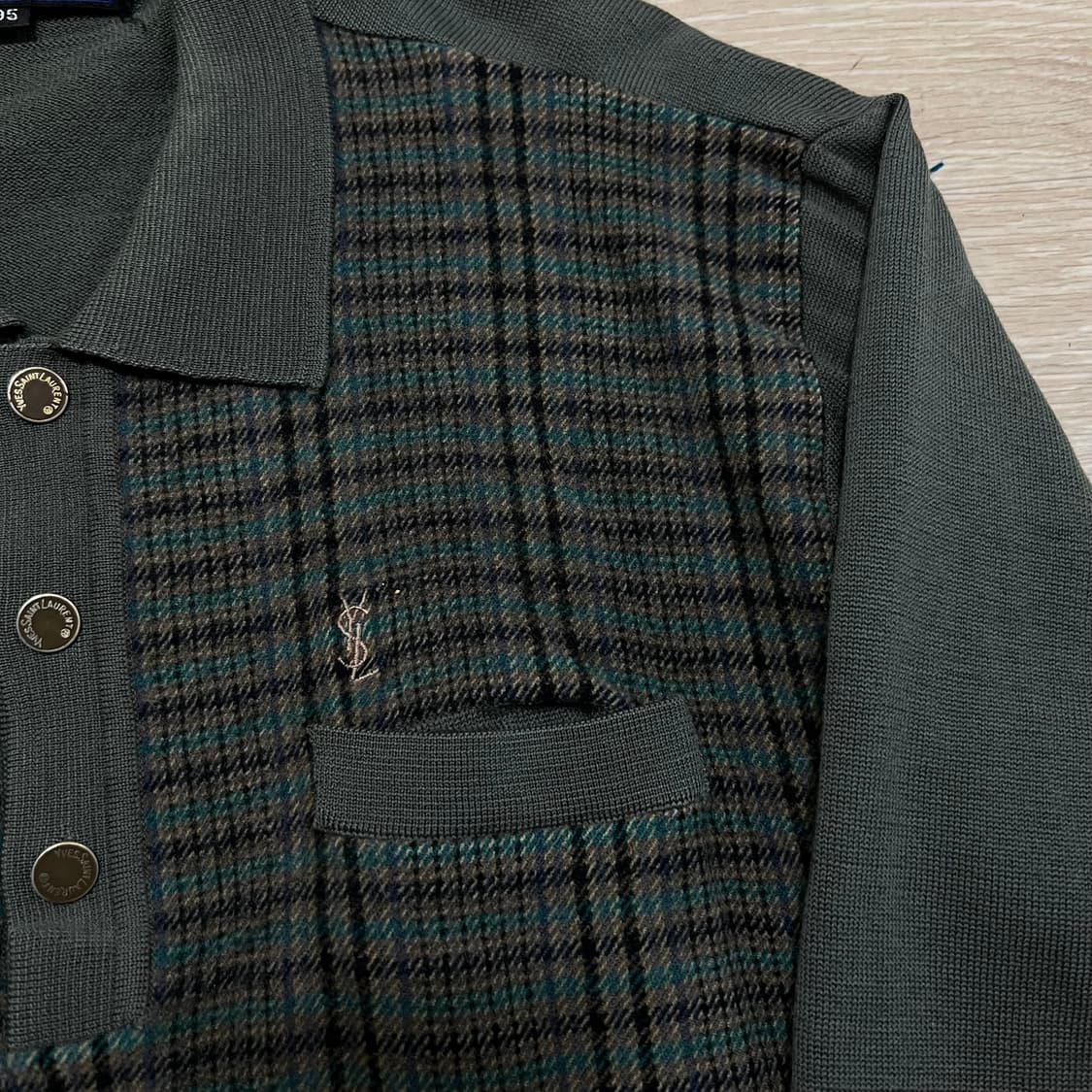 입생로랑 포켓 자수로고 체크 배색 카라 니트 [카키] M/95 상품이미지4