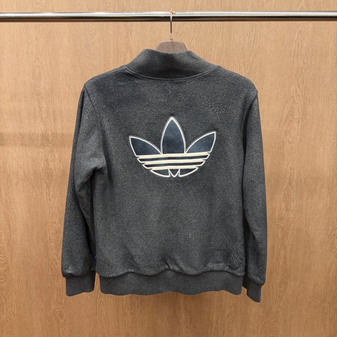 아디다스 오리지널스 집업 자켓 트레포일 로고 오렌지 라인 디테일 차콜 상품이미지3