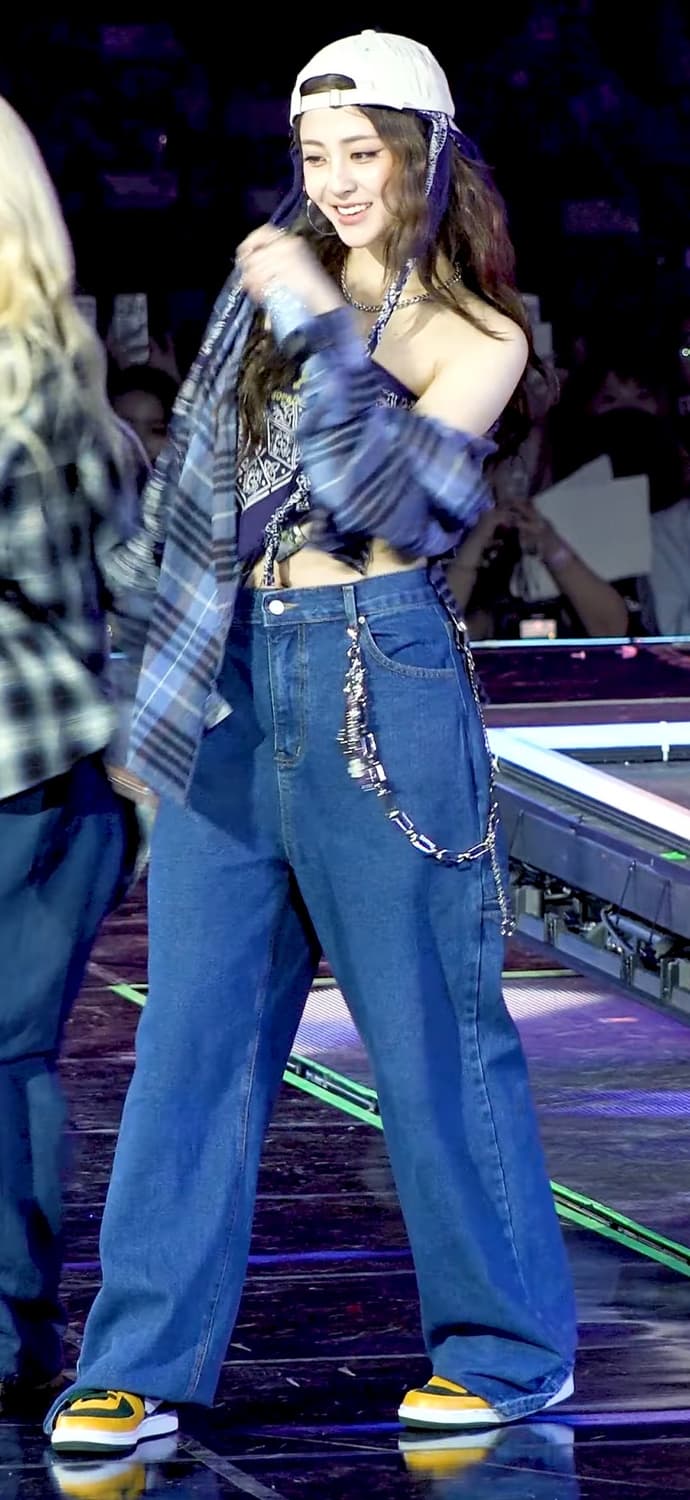 허윤진님 배기팬츠 상품이미지3