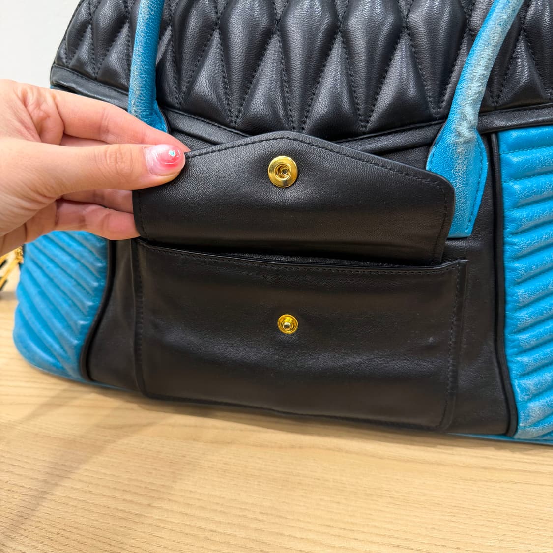 미우미우 투톤 레더 토트백 골드 로고 배색 지퍼 디테일 블랙 블루 상품이미지6