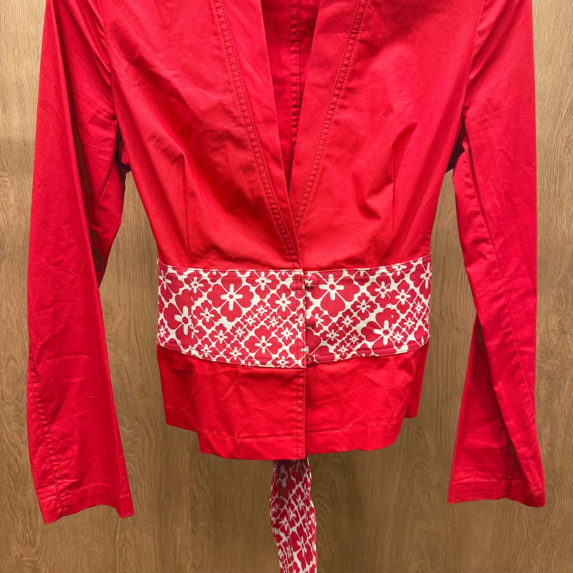 모스키노 진스 딥 브이넥 자켓 허리 플로럴 패턴 배색 타이 디테일 레드 상품이미지5