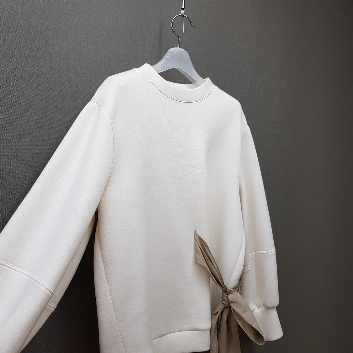 한섬 랑방 리본 포인트 스웻셔츠 88-98-165사이즈 상품이미지4