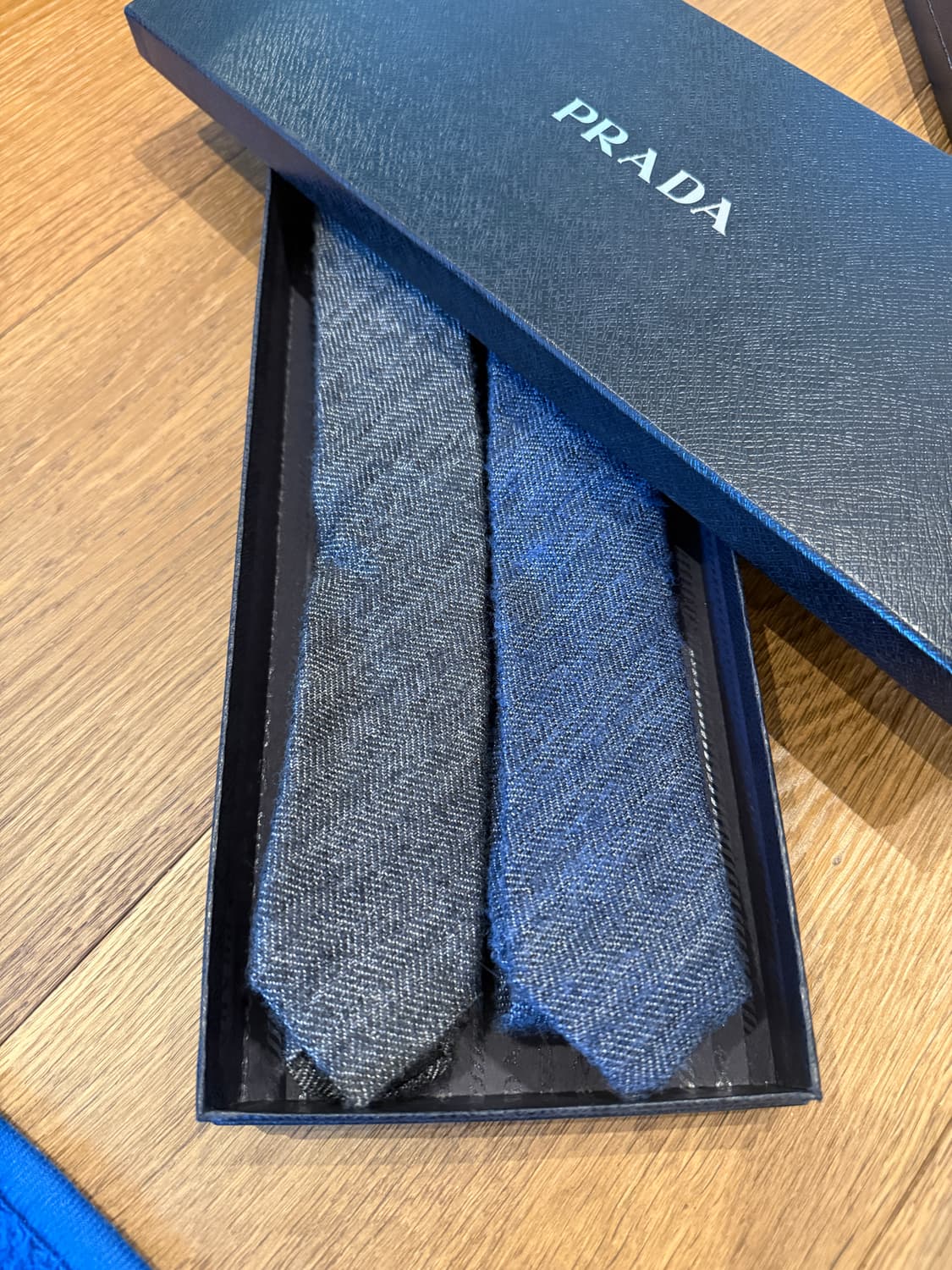 프라다 양모넥타이 2개 세트 (케이스포함) 상품이미지1