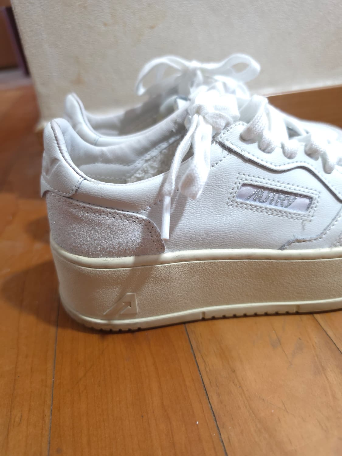 오트리 메달리스트 화이트 스니커즈 상품이미지4