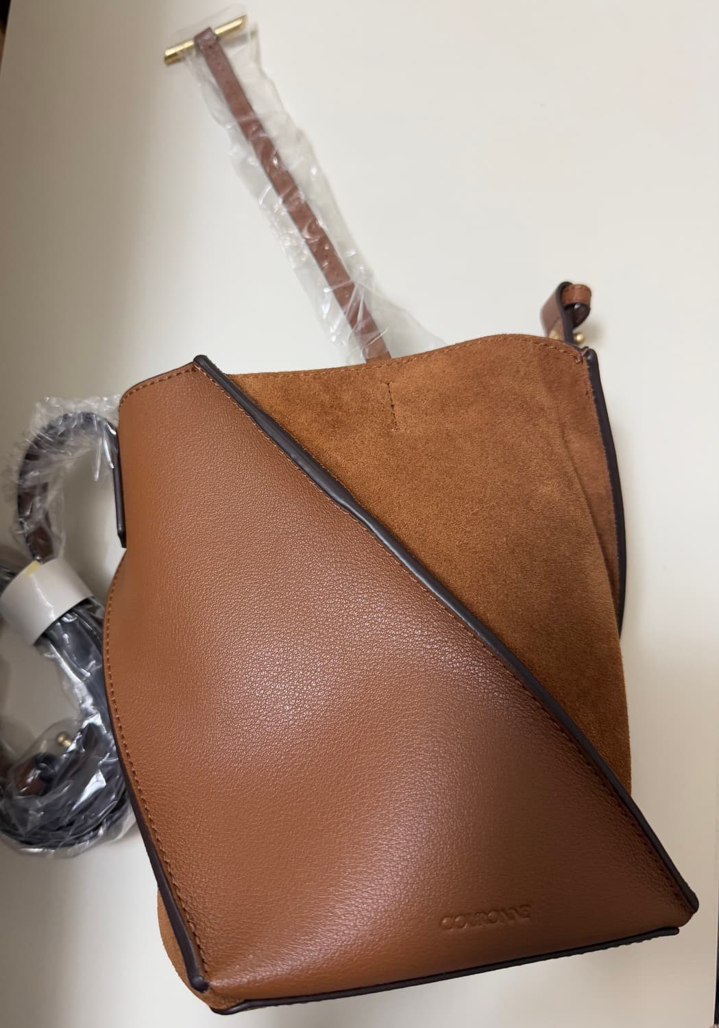 새상품) 쿠론 브라운 스웨이드 가죽 버킷백 상품이미지4