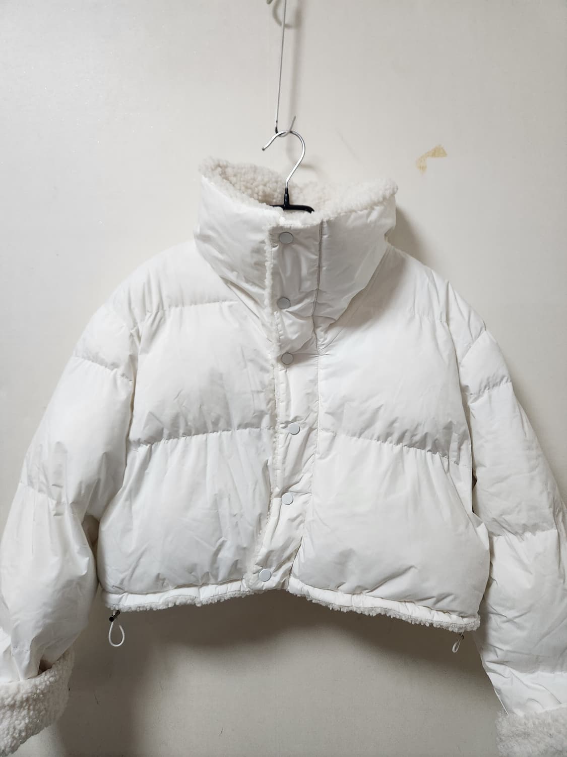 화이트 뽀글이 리버시블 숏패딩 상품이미지2