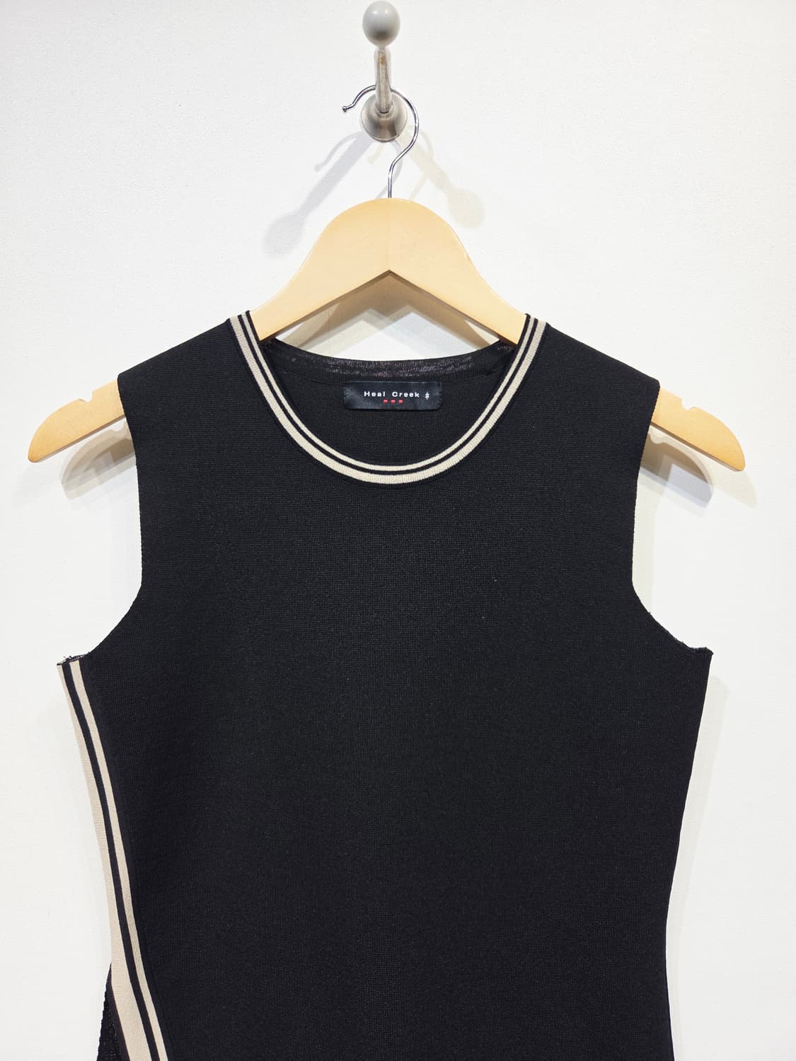 힐크릭(Heal Creek) 블랙 배색 라인 민소매 니트 탑 상품이미지3