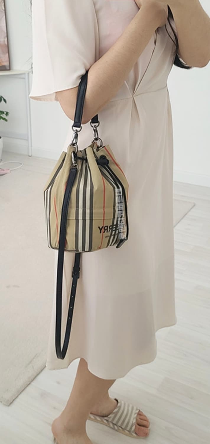 버버리 포이베 버킷백/크로스백 새상품급 정품(감정O) 상품이미지4