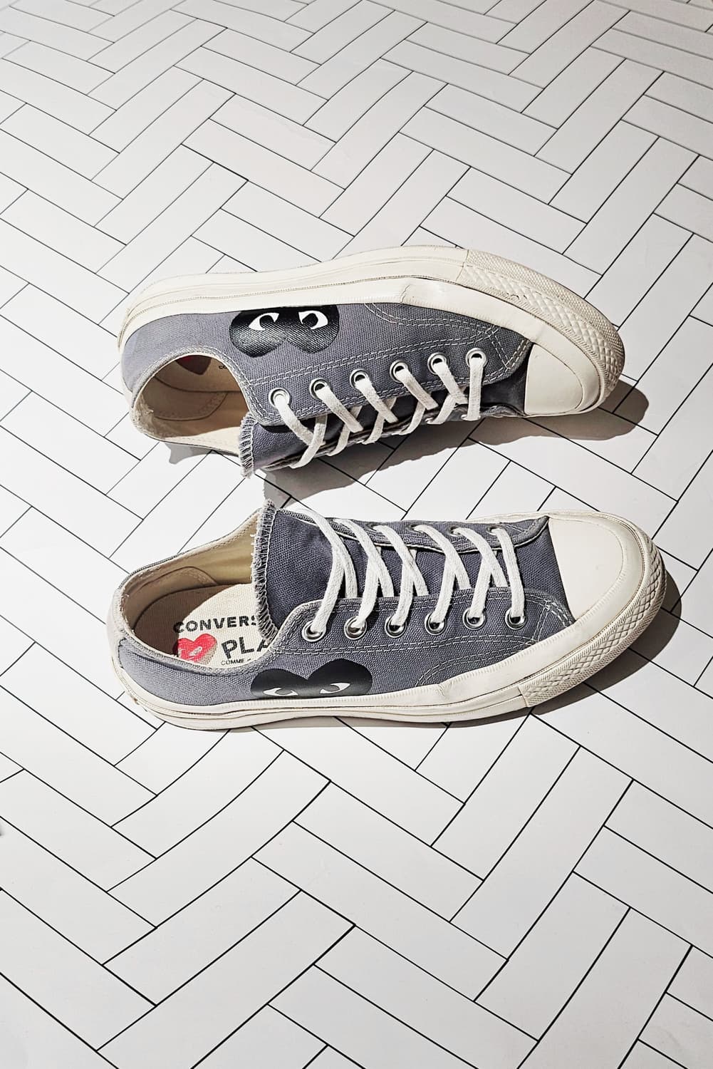 꼼데가르송 컨버스 척테일러 블랙하트 로우탑 그레이 US 6 240 상품이미지4