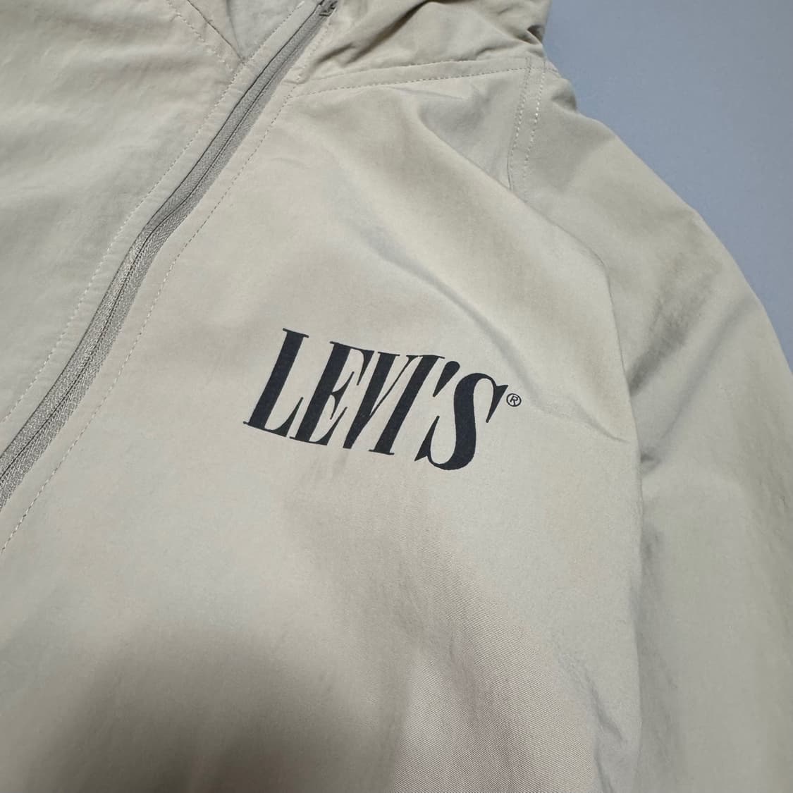 리바이스(Levi's) 베이지컬러 컬러블록 양면로고 나일론 윈드브레이커 상품이미지4