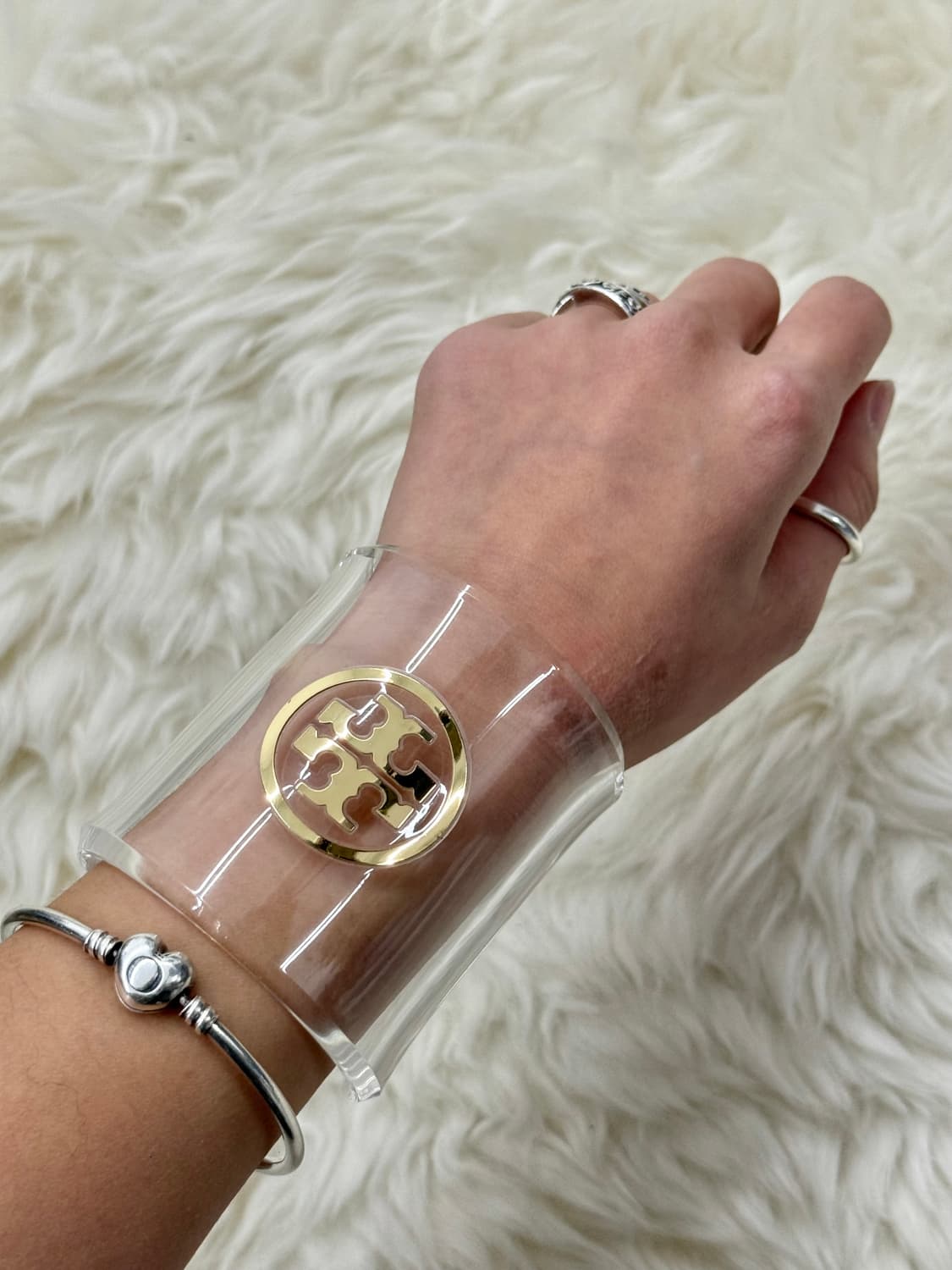 토리버치 클리어 루사이트 로고 와이드 커프 브레이슬릿 상품이미지1