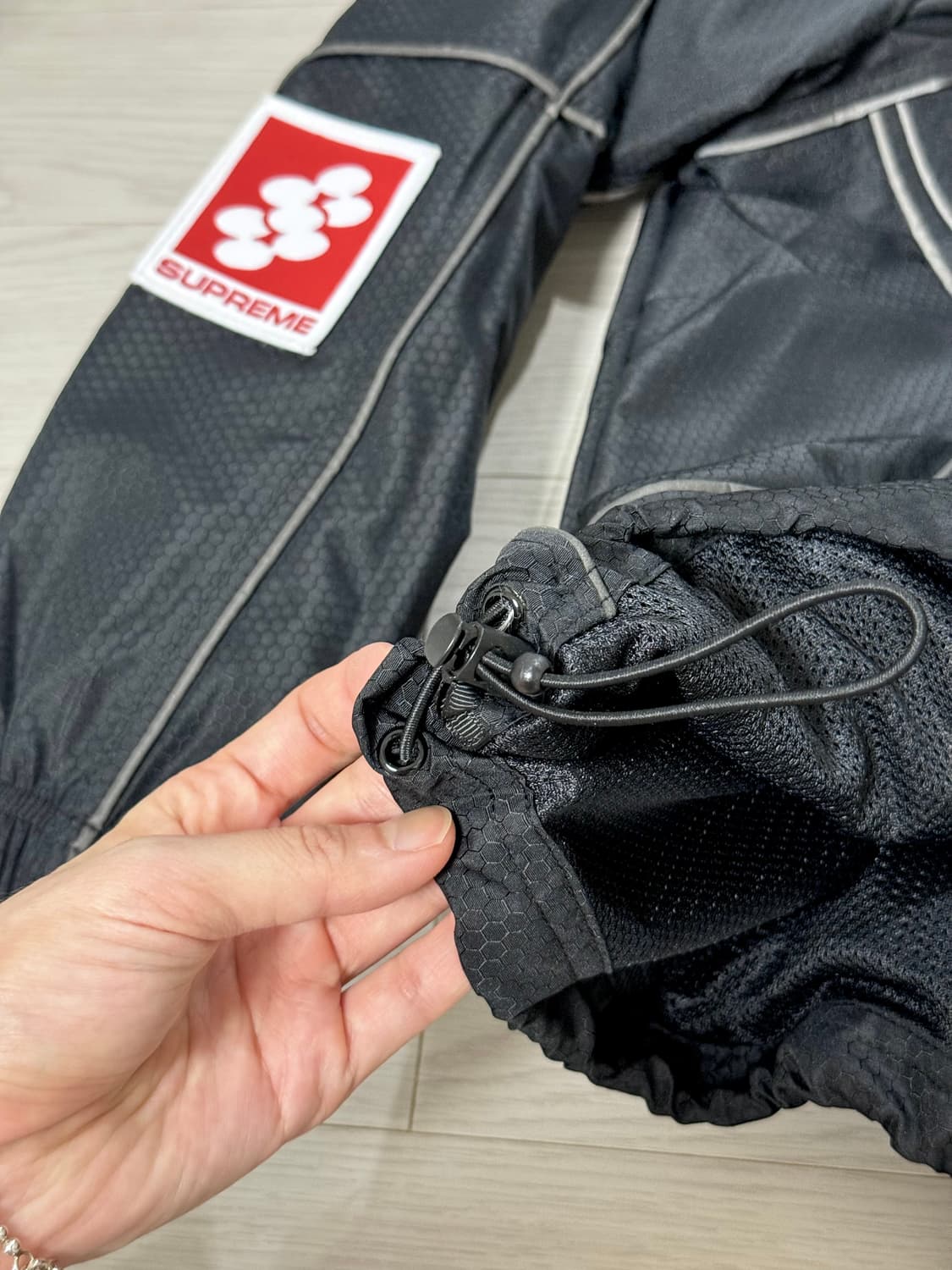 [L] 슈프림 24fw 리플렉티브 파이핑 풀오버 블랙 색상 상품이미지4