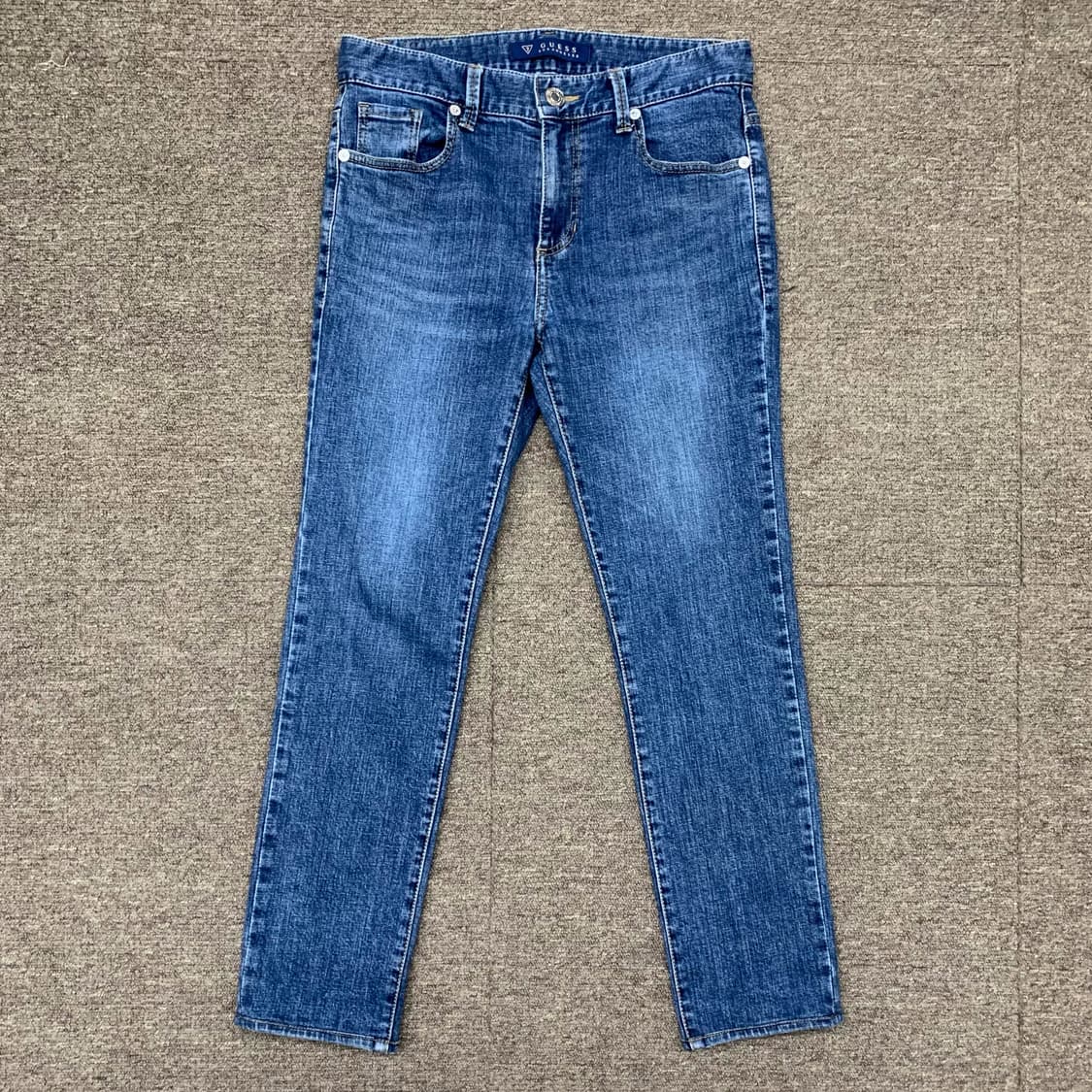 [31] 게스 메탈플레이트 슬림 테이퍼드핏 데님팬츠 상품이미지3