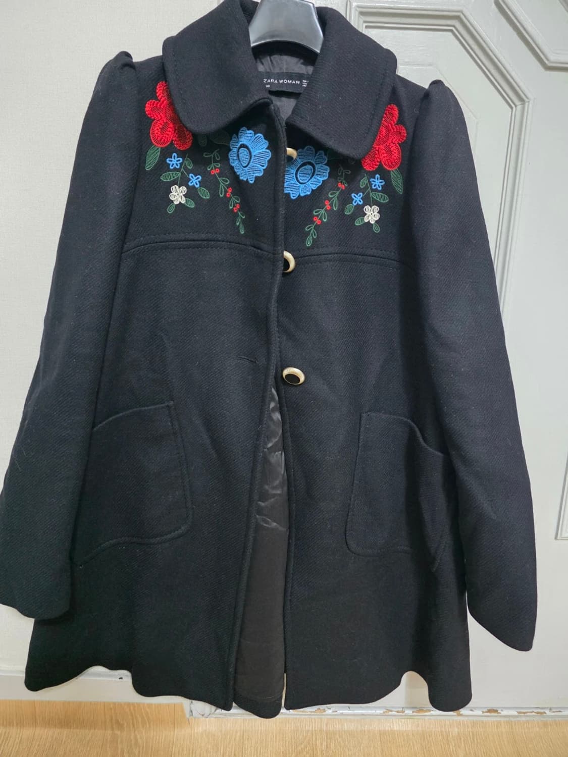 자라 블랙 숄더 포인트 자수 카라 코트 상품이미지6