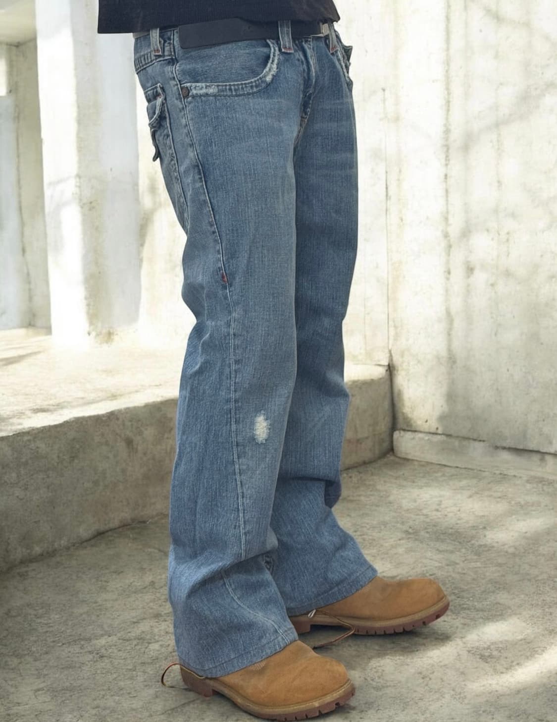 트루릴리전 플레어 조이 부츠컷 데미지워싱 연청 데님팬츠 상품이미지3