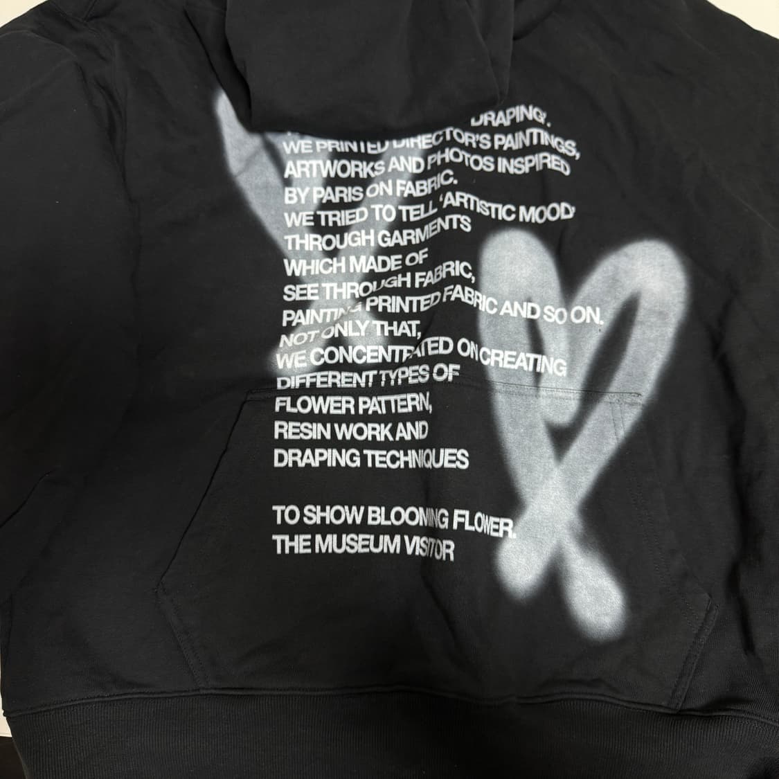 더 뮤지엄 비지터 하트 스프레이 후드 블랙 상품이미지4