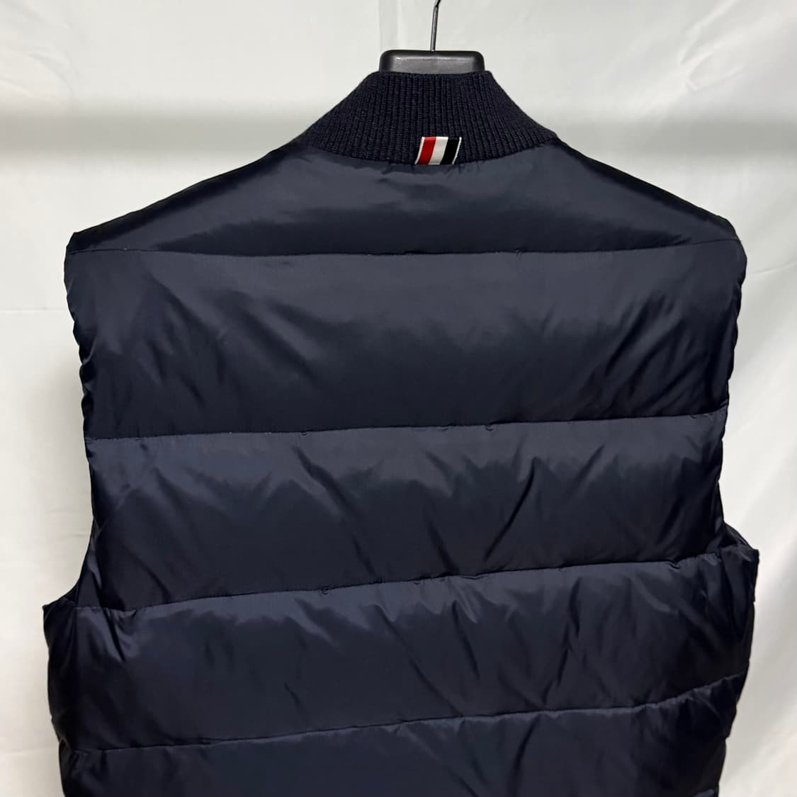 [S+급/3] 톰브라운 사선완장 매트 나일론 조끼패딩 네이비 상품이미지5