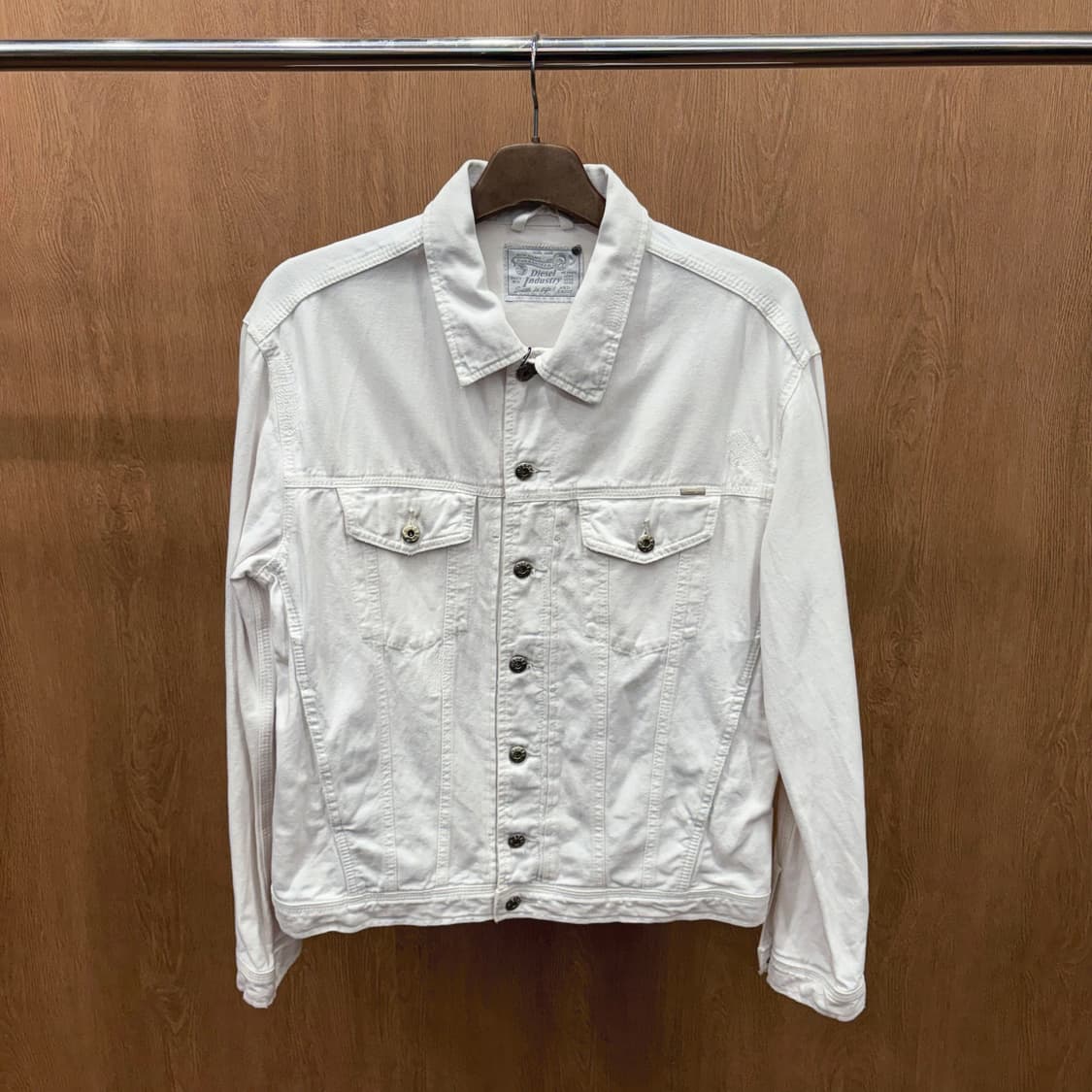 디젤 코튼 자켓 라벨 레더 패치 사이드 버튼 탭 디테일 레귤러핏 화이트 상품이미지2