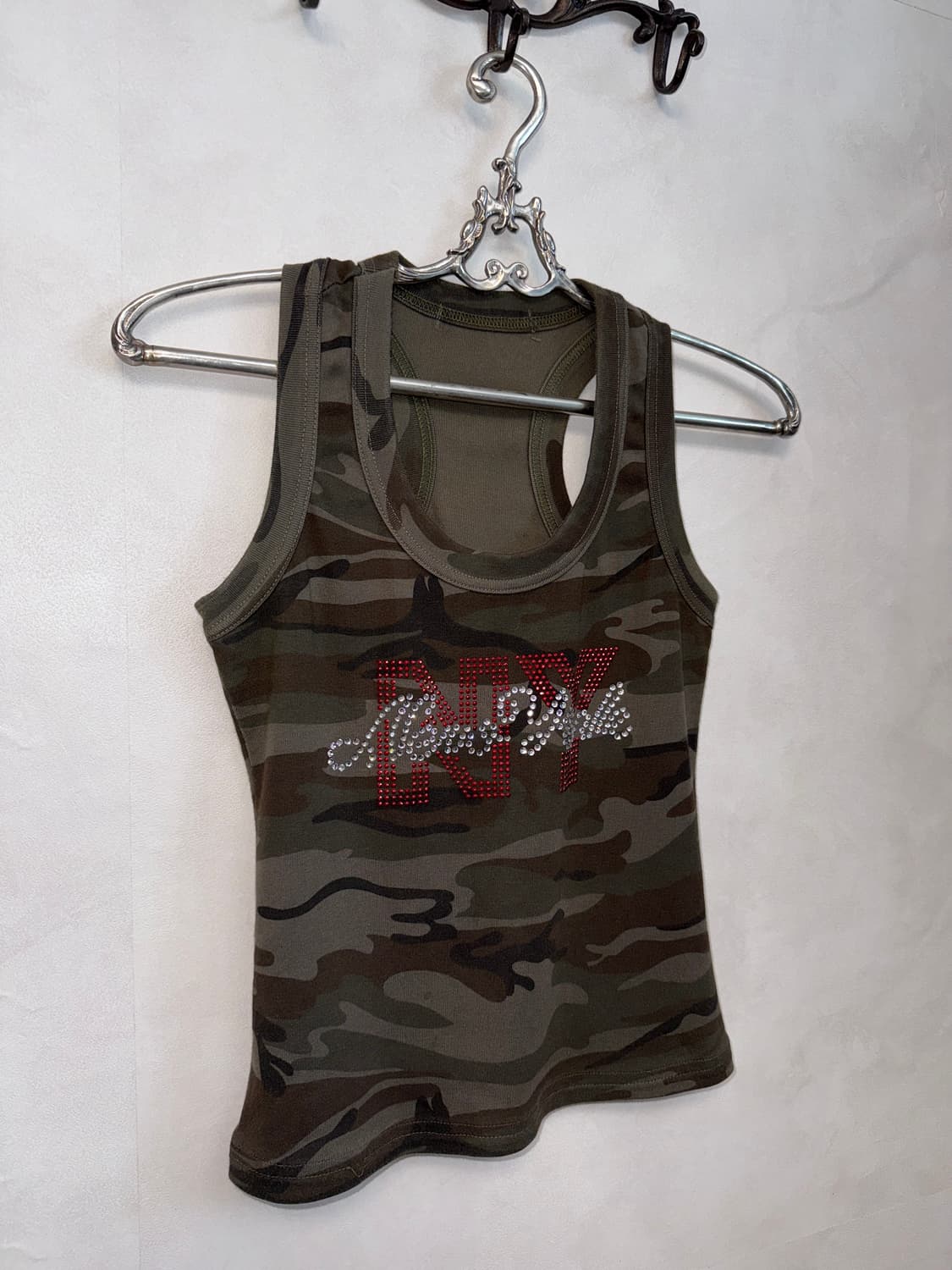 Khaki brown camouflage NY crop 슬리브리스 상품이미지2